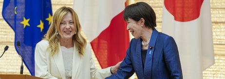 1月16日、首相官邸で握手するイタリアのメローニ首相（左）と日本の高市首相(Photo by TORU HANAI / POOL / BLOOMBERG/Anadolu via Getty Images)