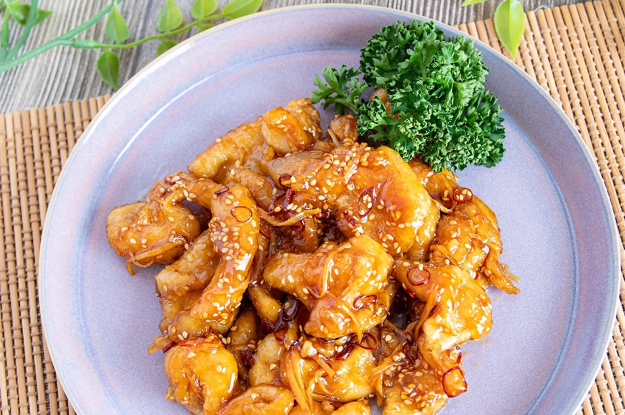 お皿に盛り付けられた鶏皮を使ったしょうが焼き。横にはパセリが添えられています。