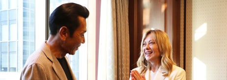 原哲夫さん（左）とジョルジャ・メローニ首相（右） / プレスリリースより
