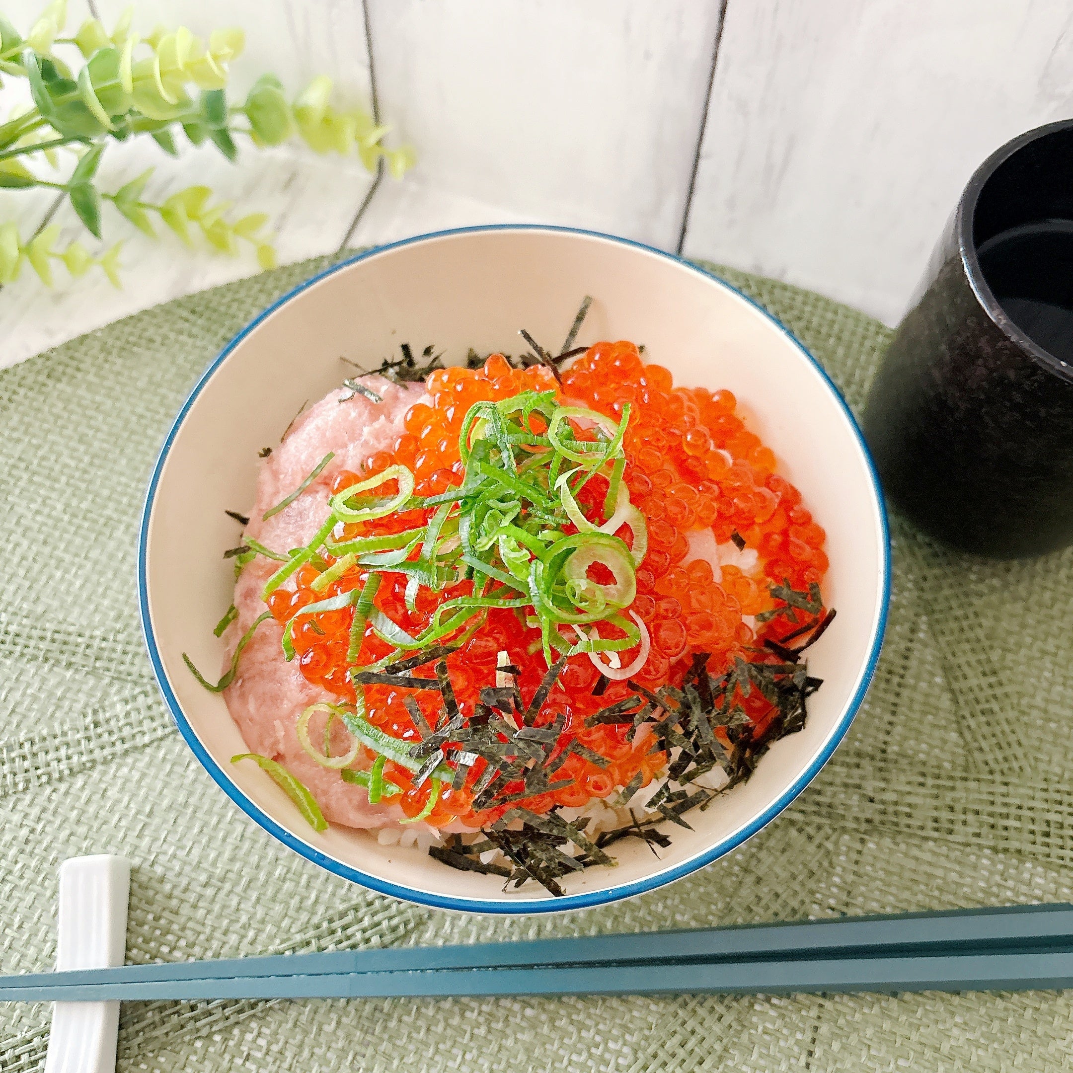 すき家】いくらとまぐろの「鬼盛り丼」が贅沢すぎる…！濃厚な旨みと