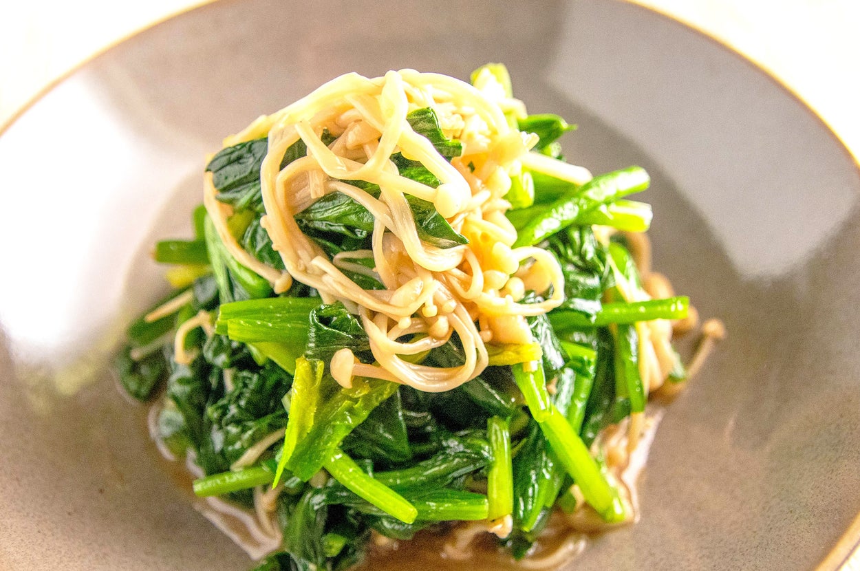 お皿に盛られたほうれん草とえのき茸の和え物、彩り豊かで軽やかな料理。