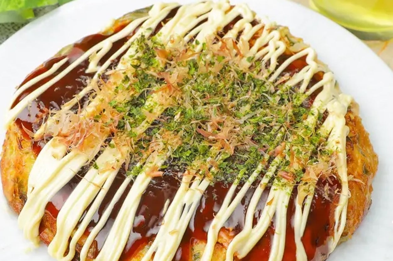 長ねぎとツナのお好み焼きが白い皿にのっている。