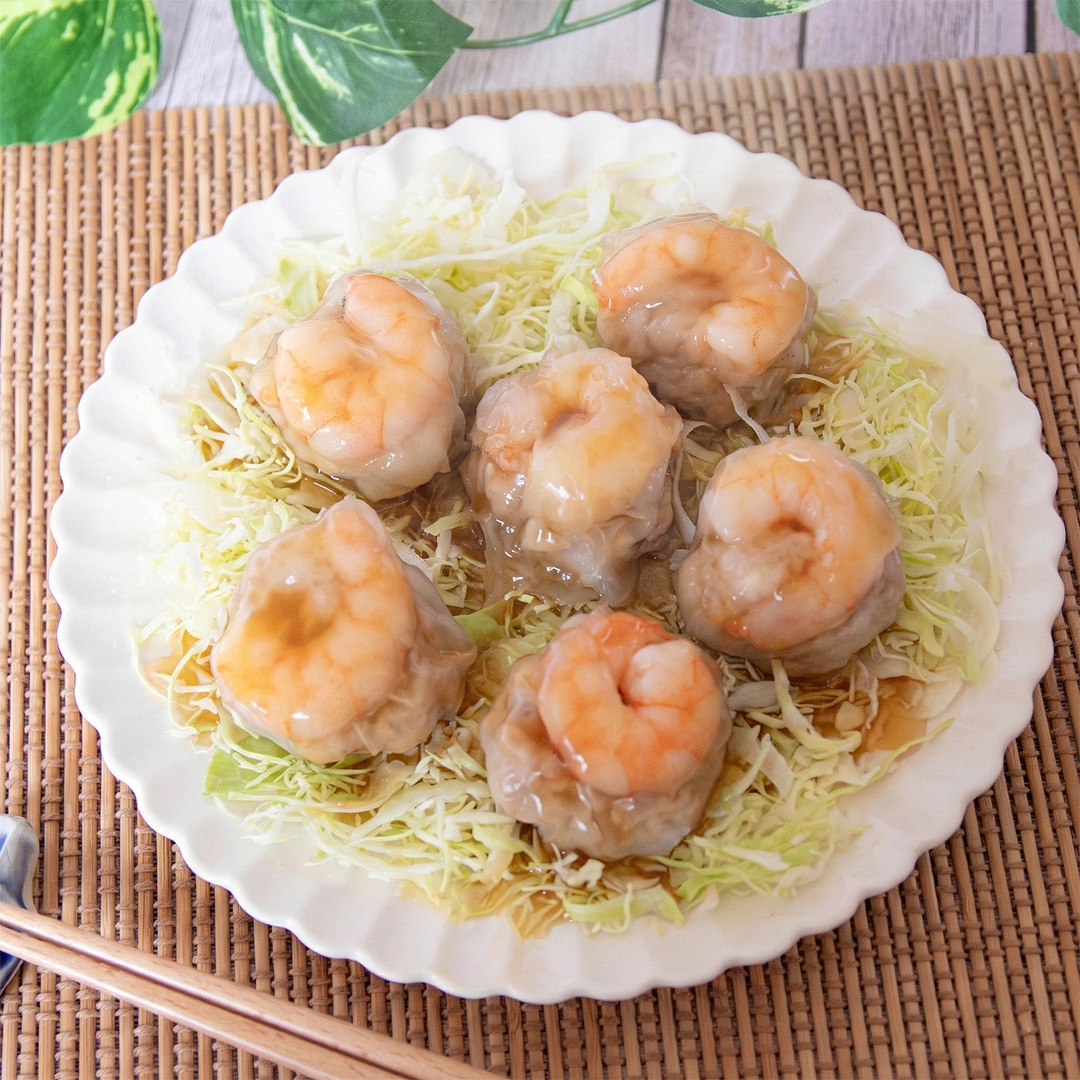 皿に盛られたえびシュウマイがキャベツの上にのっている。