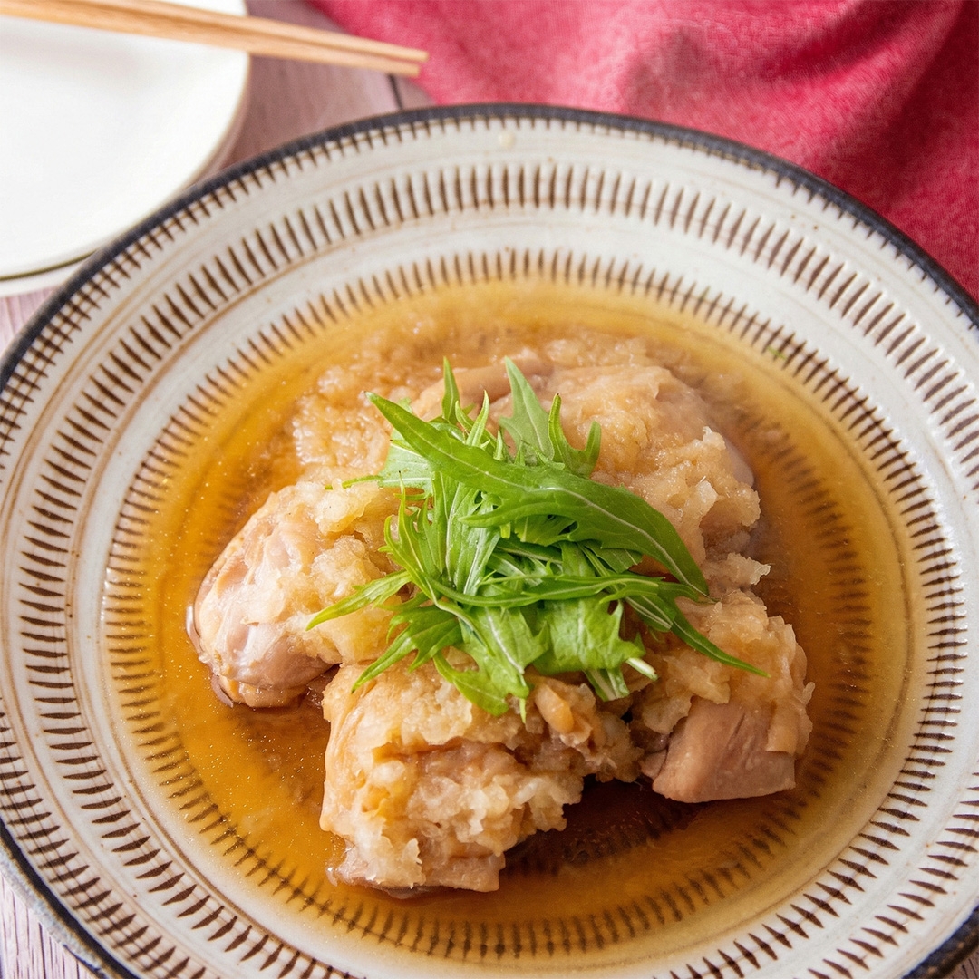 和風の鶏肉料理で、大根おろしと薬味がトッピングされている。