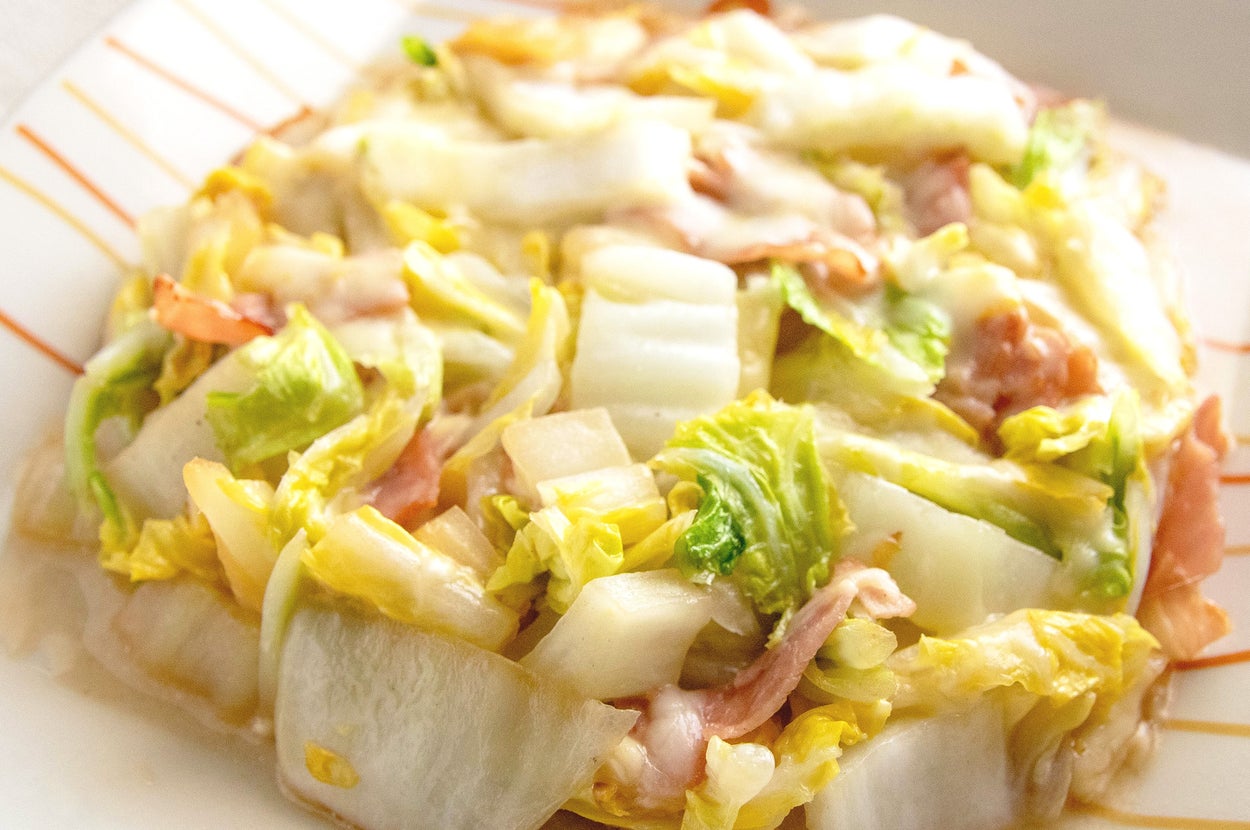 皿に盛られた豚肉と白菜の炒め物。