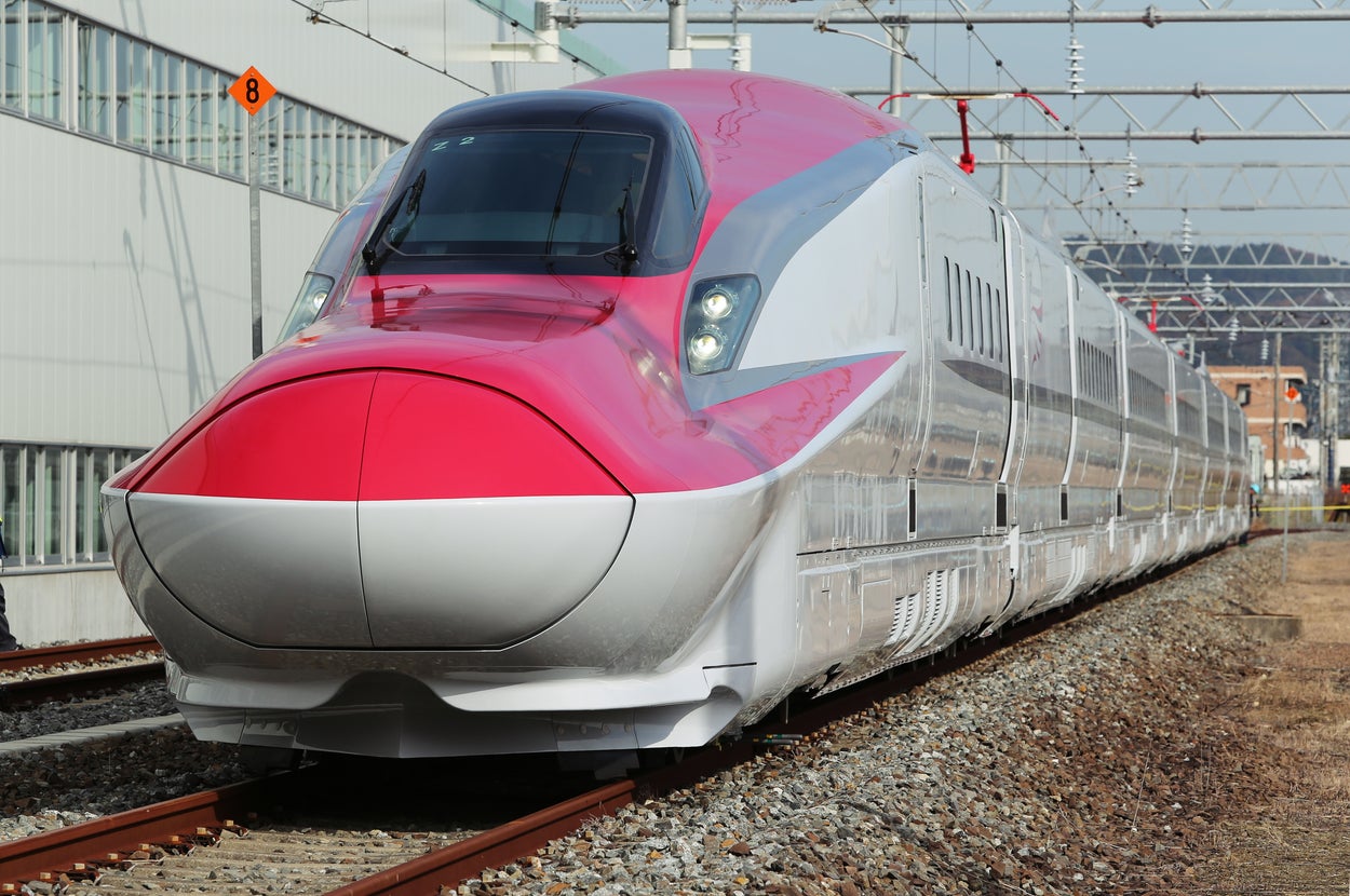 秋田新幹線のＥ６系こまち（時事）