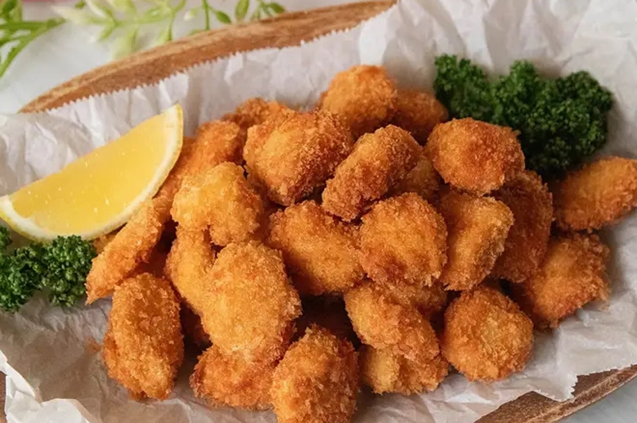 和風ポップコーンチキンが皿に盛られ、レモンとパセリが添えられている。