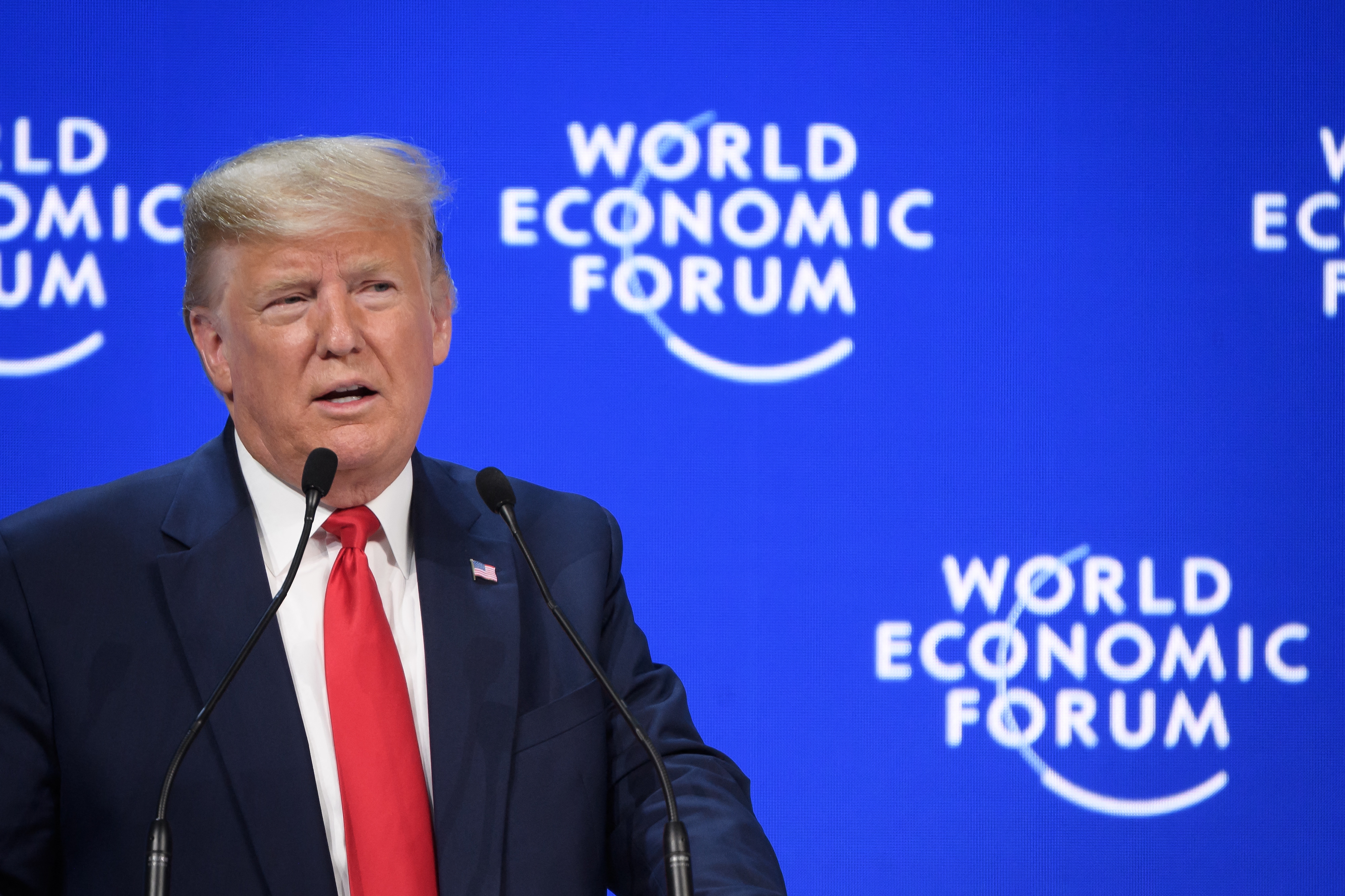 En person snakker på et podium med "World Economic Forum" logo i bakgrunnen