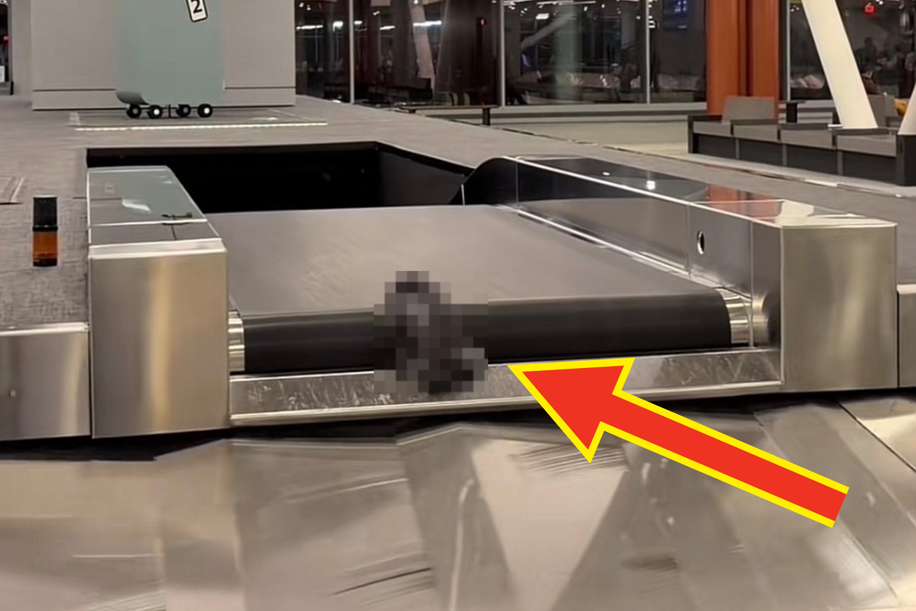 空港の荷物受取エリアにある空のターンテーブル。