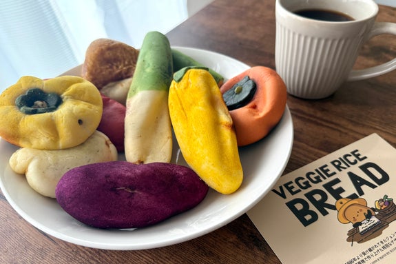 テーブル上にあるJUNGNAMMI（ジョンナンミミョンガ）の「グルテンフリーもちもち野菜スイーツパン」