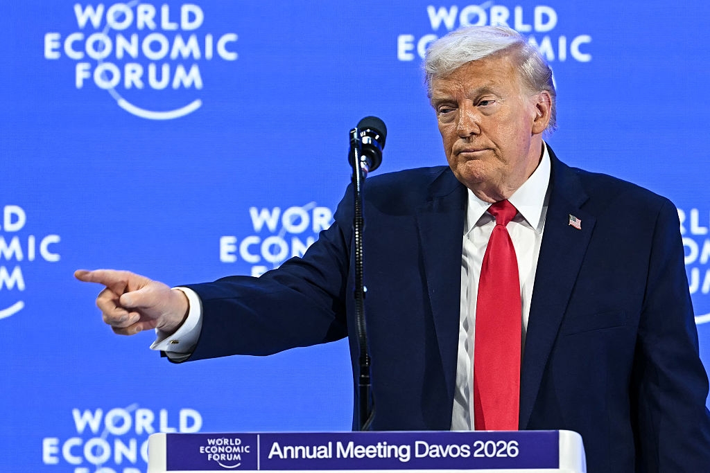 En person i dress peker mens han snakker på et podium under World Economic Forum-arrangementet markert for Davos 2026