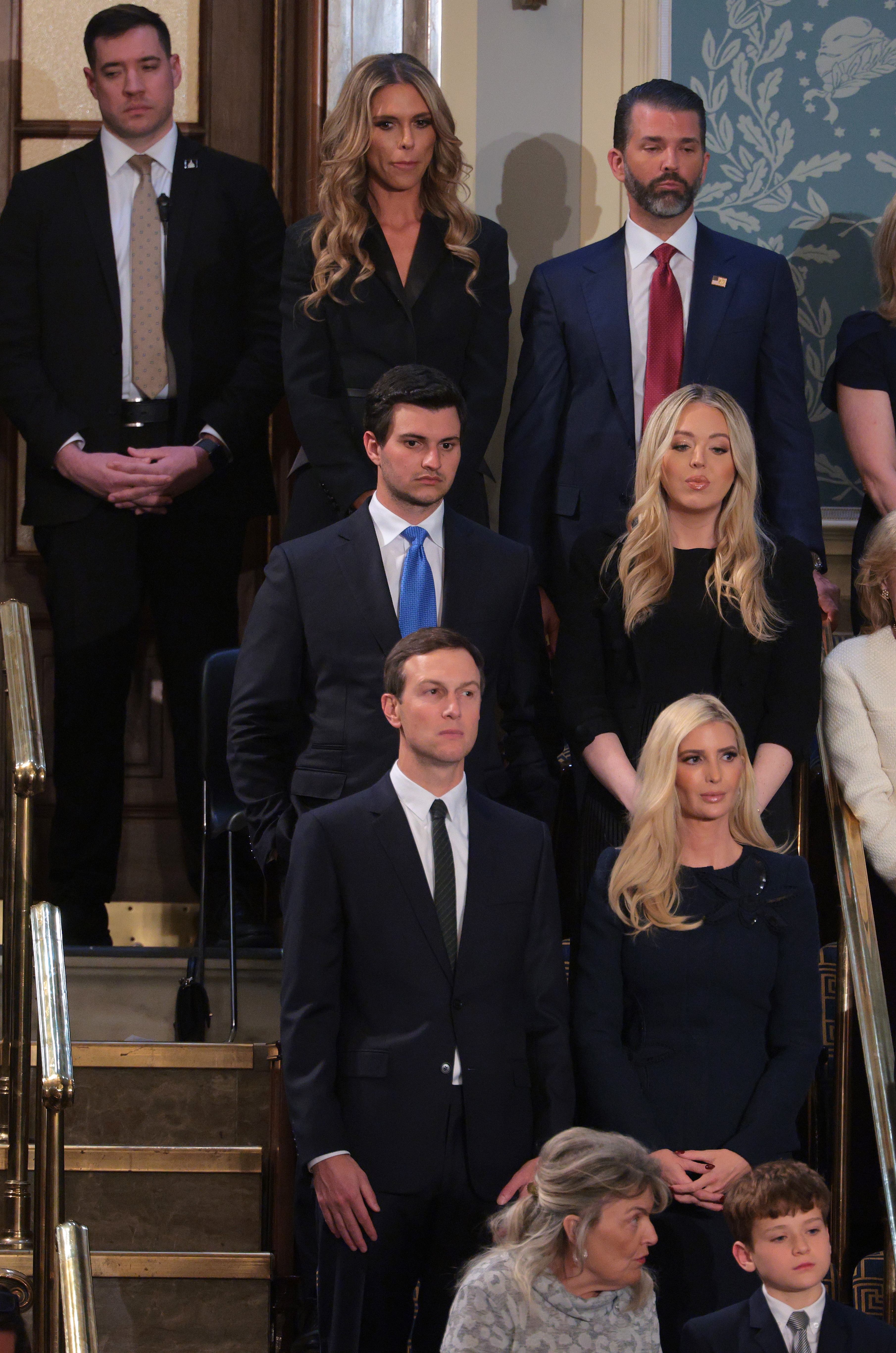 En gruppe av Trumps barn i formell antrekk står på rader, vendt fremover og virker oppmerksomme