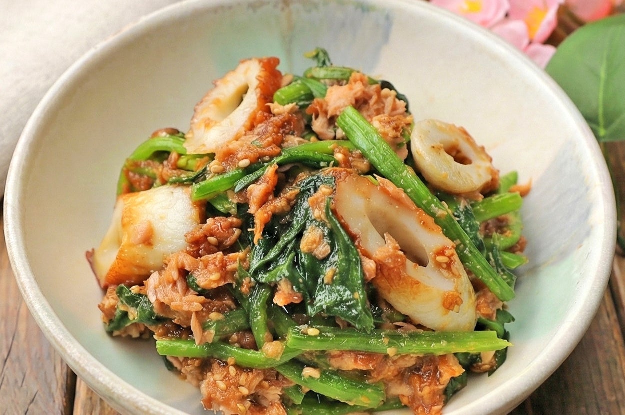 ほうれん草とちくわの和風炒め、木製テーブルに盛られた料理。