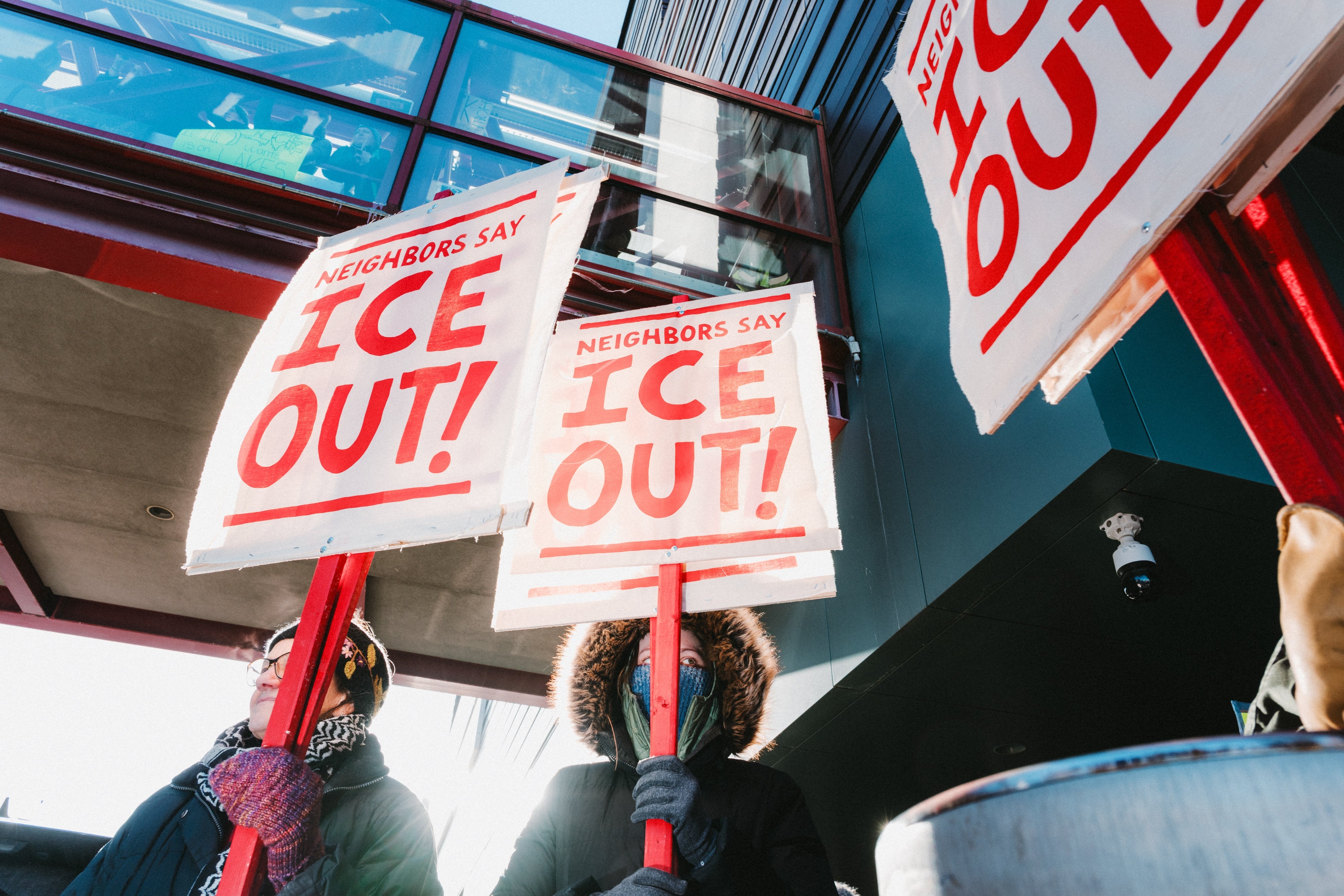 Folk holder protestskilt som sier
