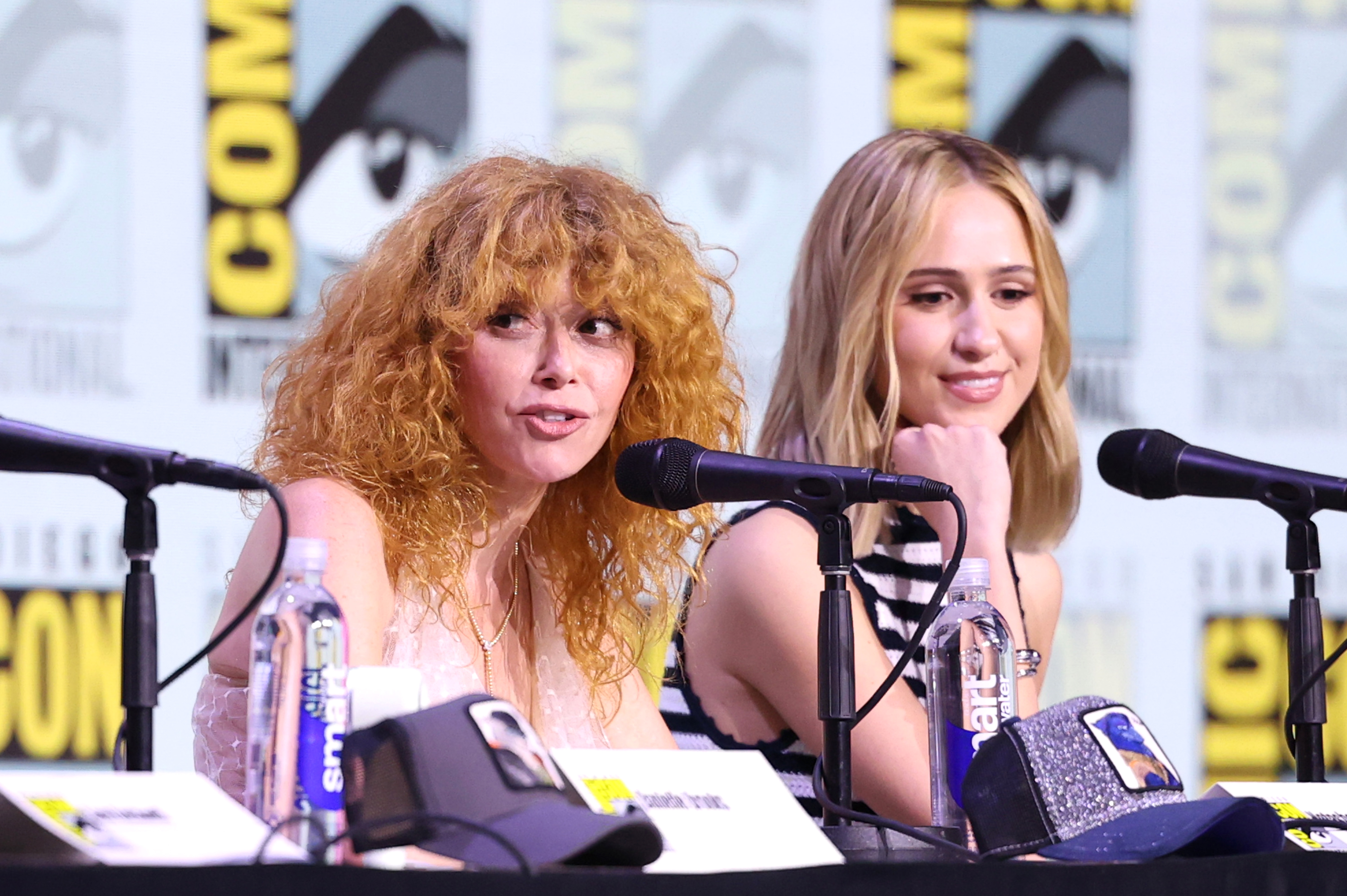 Natasha Lyonne og Maria Bakalova snakker på et Comic-Con-panel