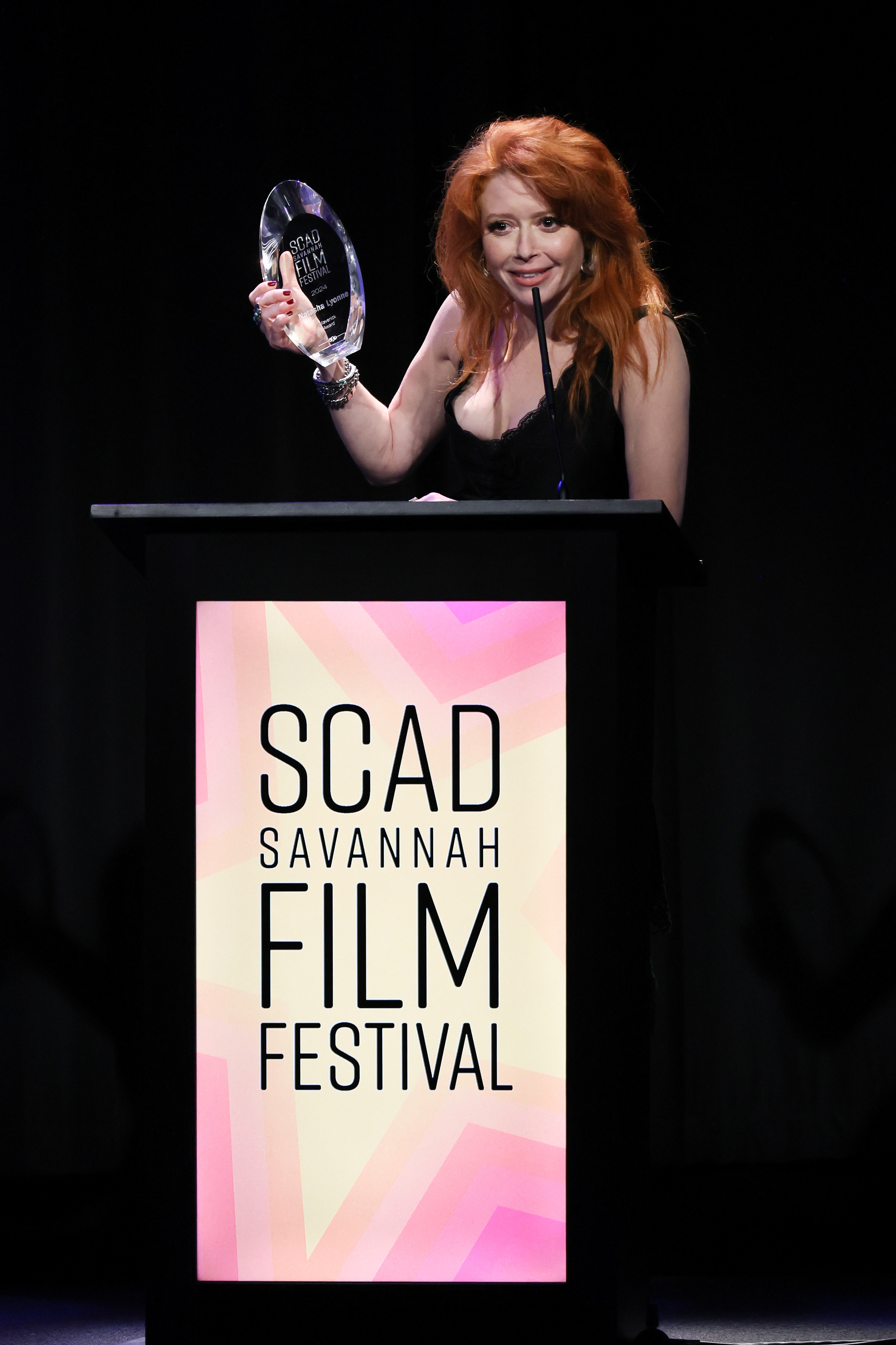 Natasha Lyonne har en pris på scenen på SCAD Savannah Film Festival, iført en stilig kjole