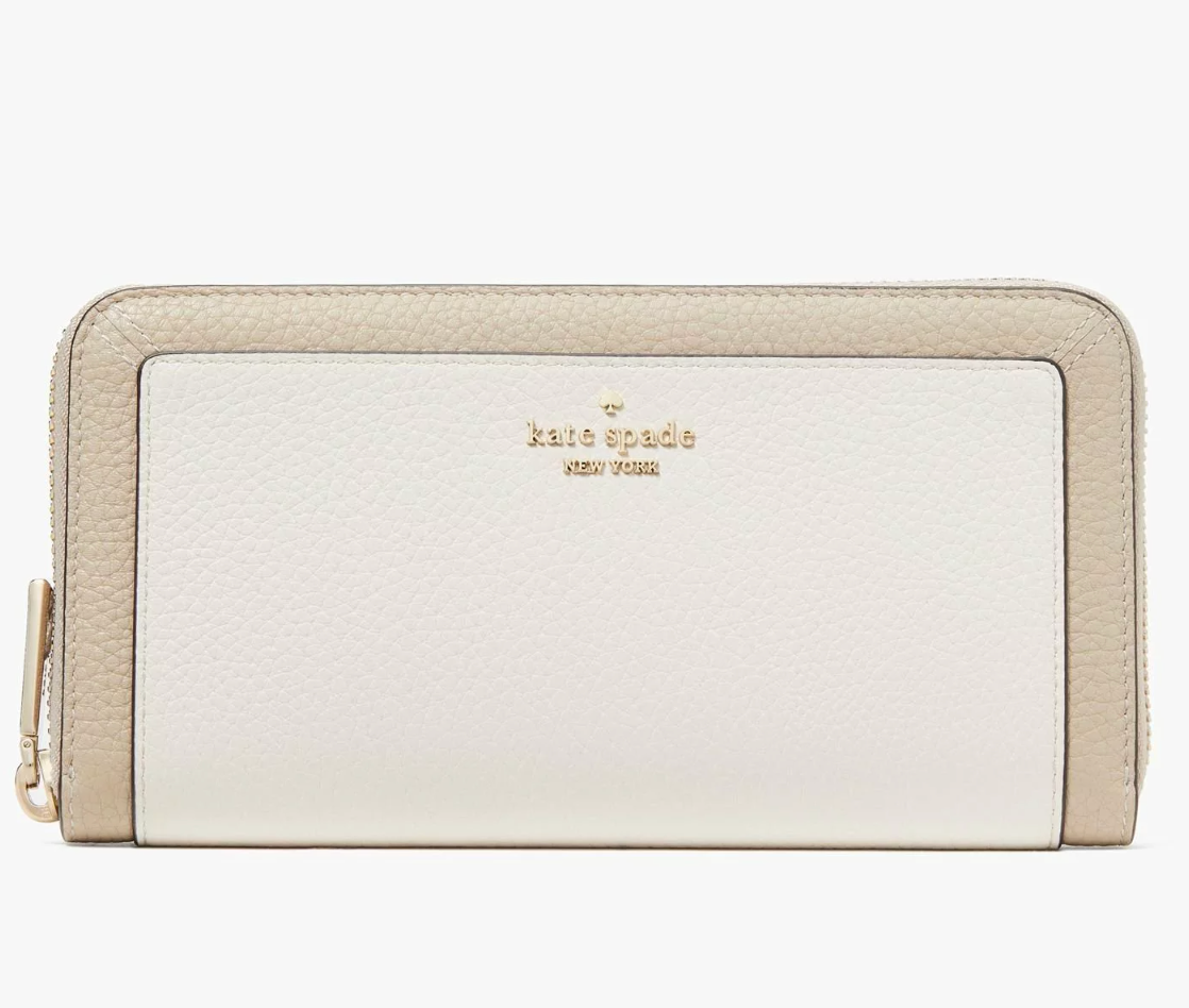 kate spade new yorkの「レナ カラーブロック ラージ コンチネンタル ウォレット」。ロゴが中央にある、シンプルでエレガントなデザインの長財布。