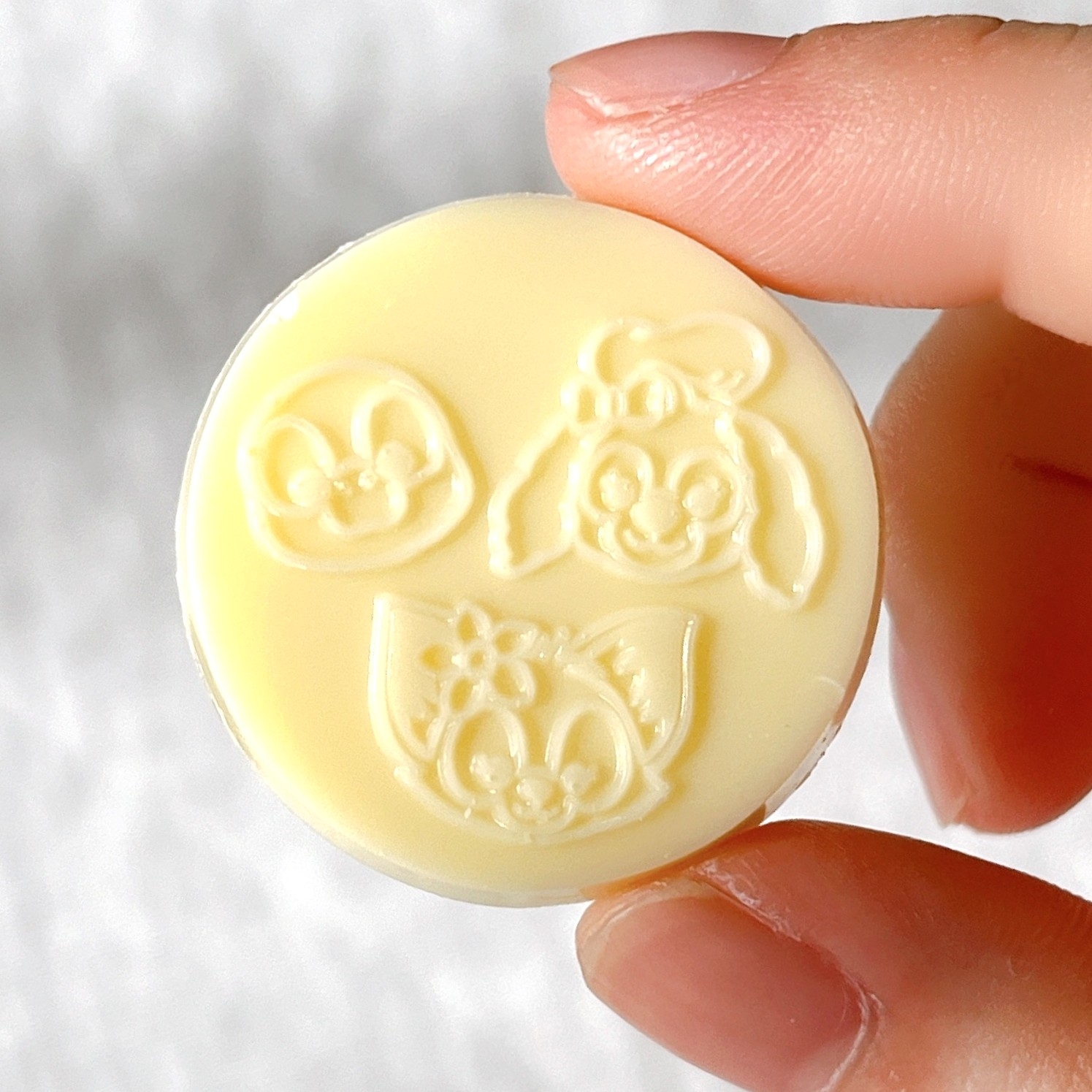 この可愛さはずるいわ…。缶もチョコも激かわの「ディズニーシー限定お