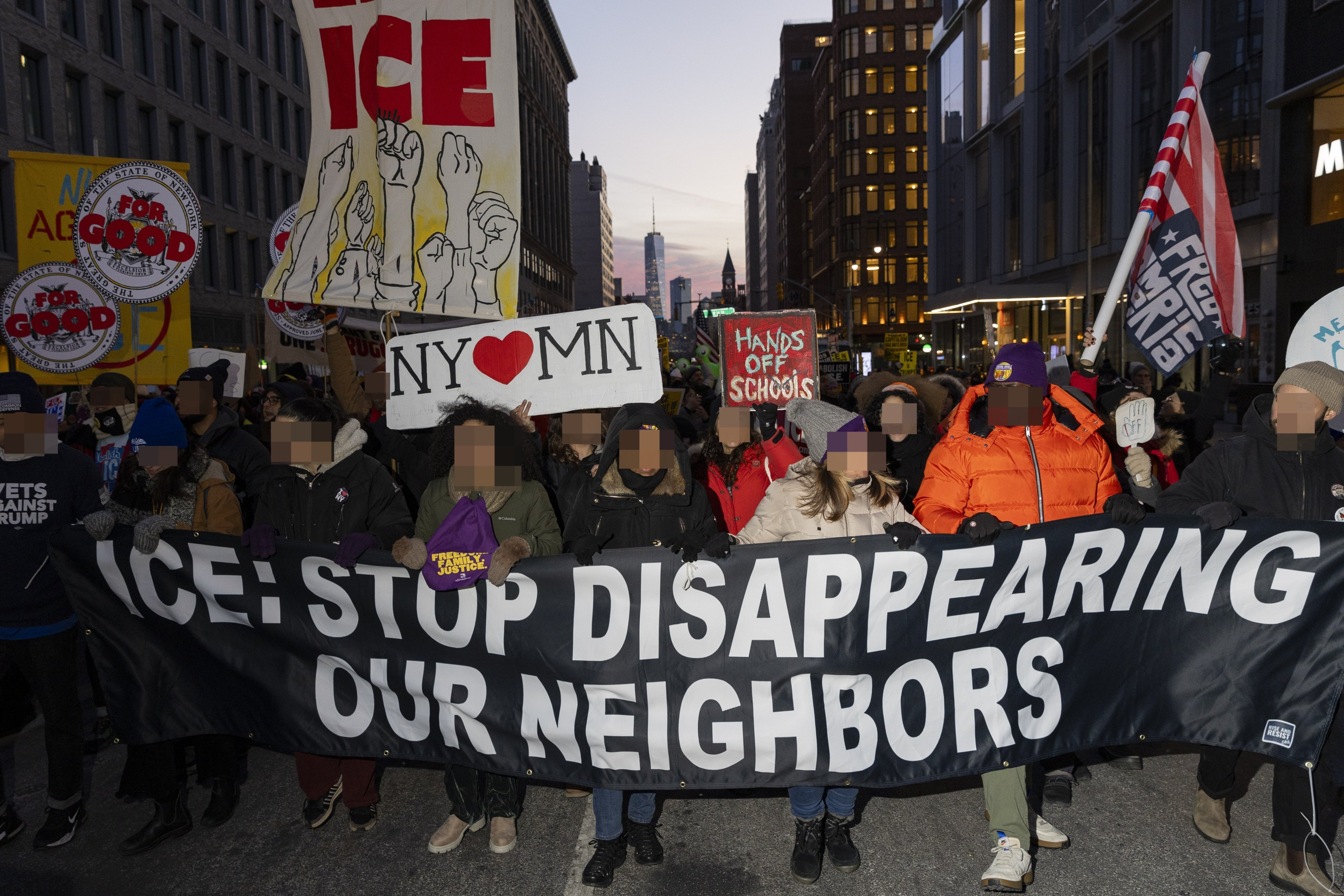 Demonstranter marsjerer med et banner med teksten 