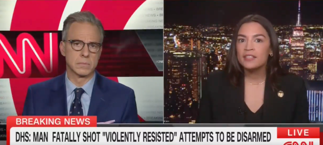 Nyhetssending på delt skjerm: Reporter til venstre lytter oppmerksomt, mens gjest til høyre diskuterer en overskrift om en mann som ble skutt dødelig mens han motsto nedrustning