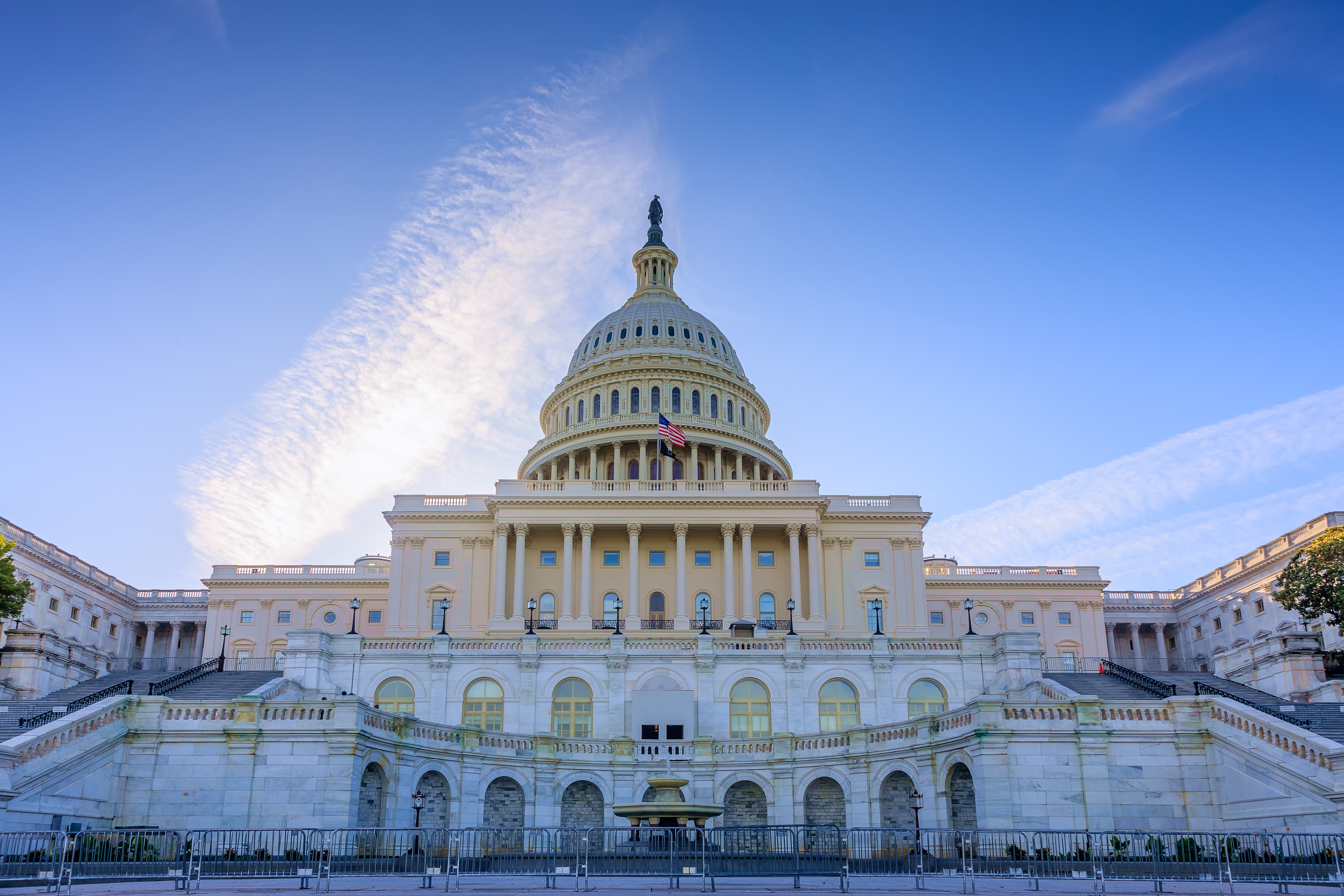 US Capitol-bygning under klar himmel, som symboliserer styring og økonomi i en arbeids- og pengesammenheng
