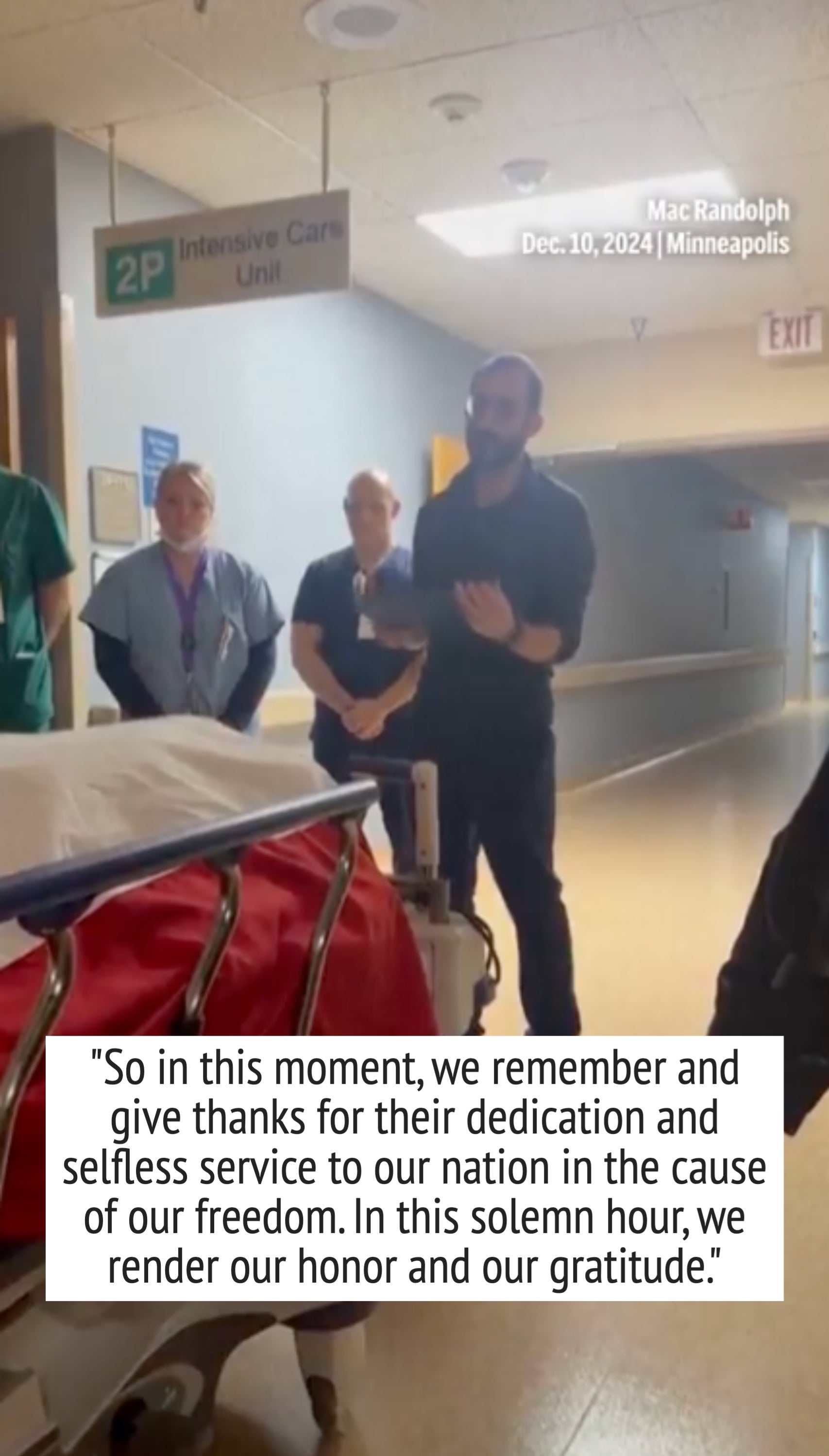 En gruppe sykehusansatte står ved siden av en rulleseng i en sykehuskorridor. Teksten lyder: 