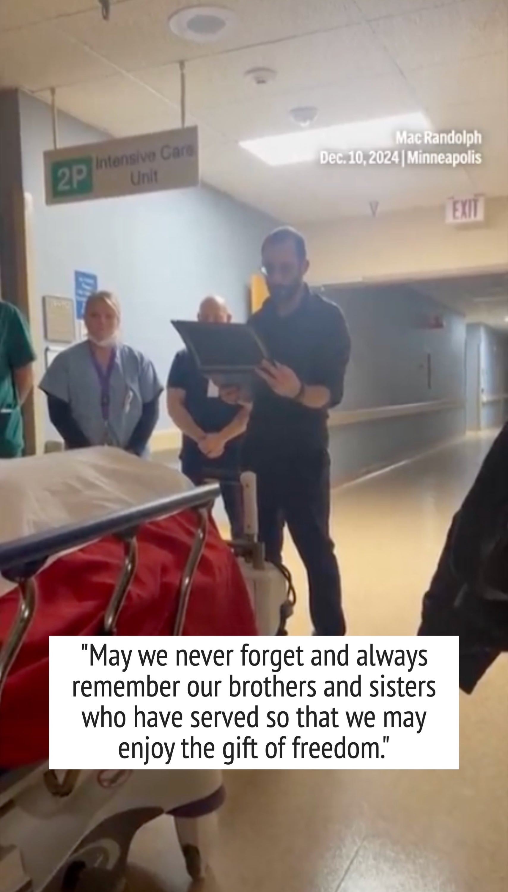 En person står i en sykehusgang med en utklippstavle, i nærheten av medisinsk personell og en båre. Undertekster lyder: 