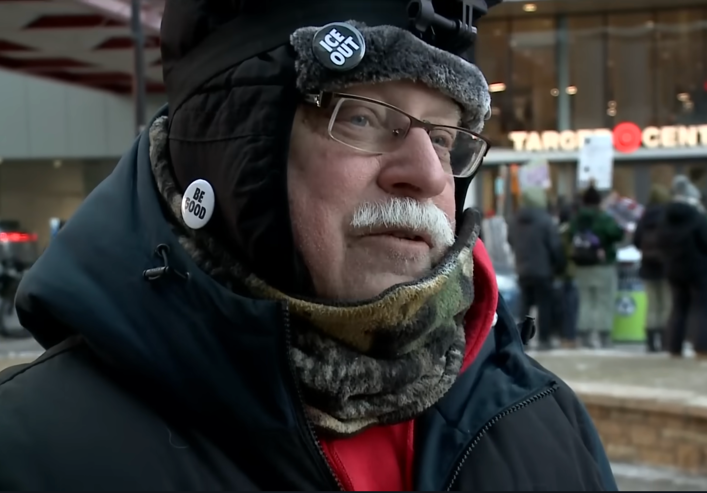 En person utendørs iført vinterutstyr med pinner som sier 