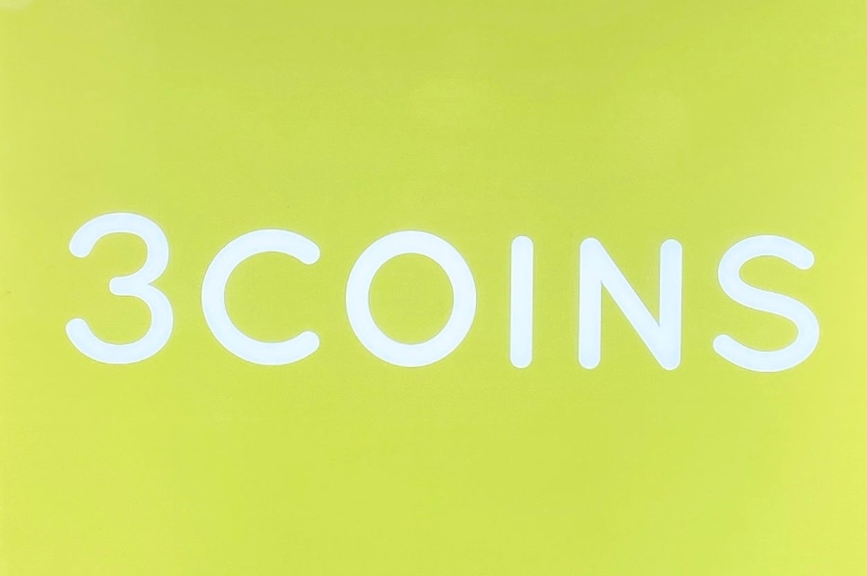 「3COINS」と書かれた店舗ロゴが壁に掲示されています。