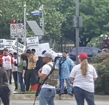 Folk som holder skilt i en fredelig protest i en bygate, tar til orde for fascisme og fremmer ytringsfrihet