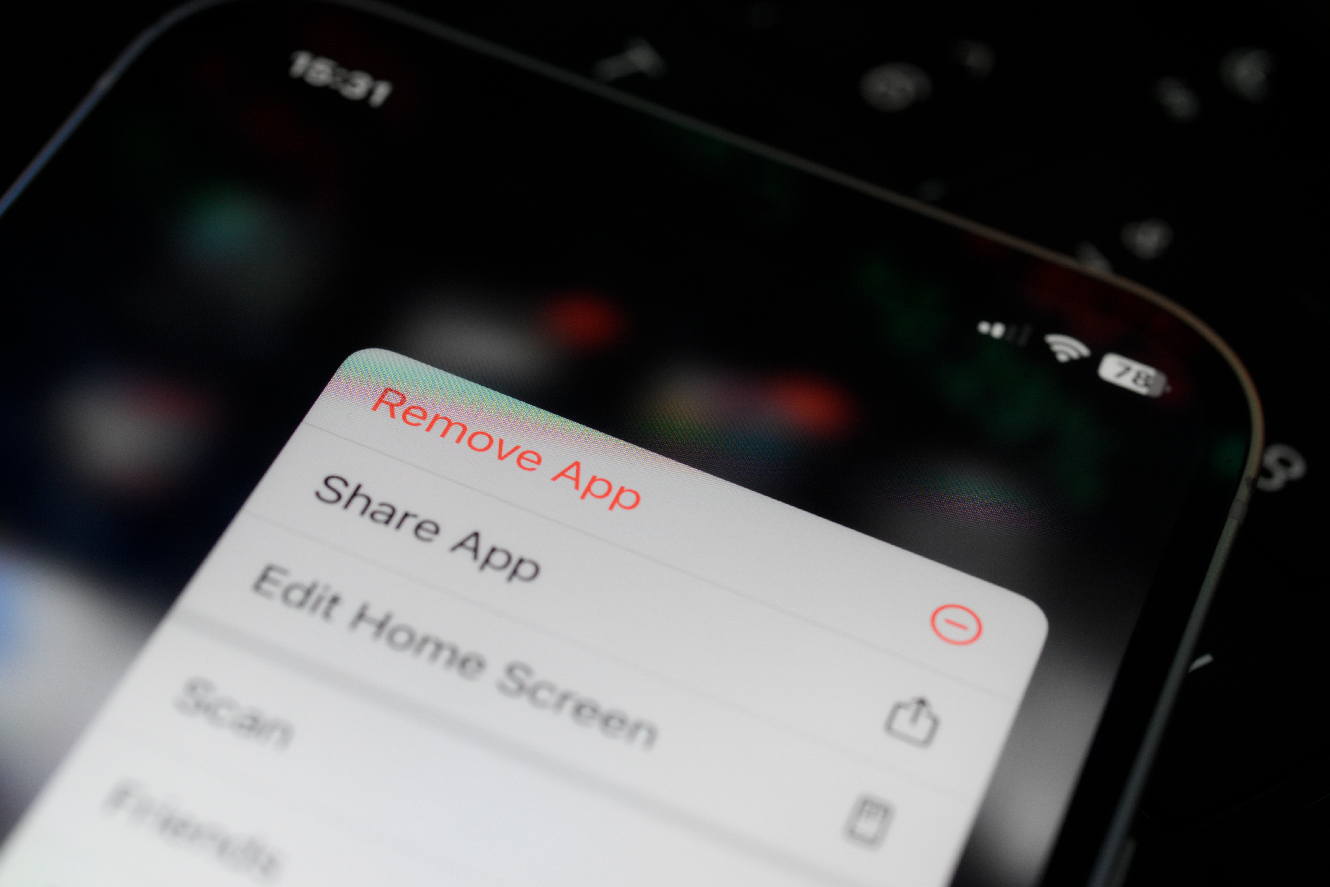 Smarttelefonskjerm som viser alternativmenyen med "Fjern app" øverst, etterfulgt av "Del app," "Rediger startskjermen," og "Skann."
