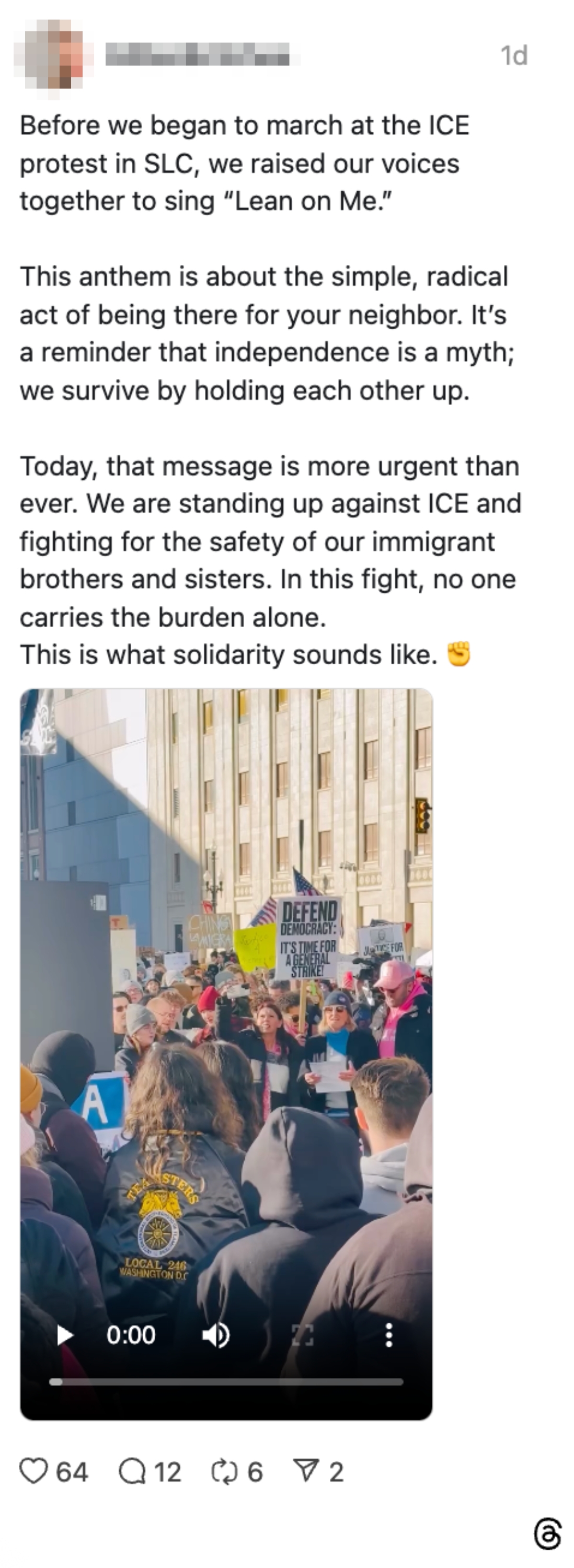 Et innlegg på sosiale medier beskriver en protest med fokus på enhet og støtte, fremhever et bilde av folk som samles, holder protestskilt