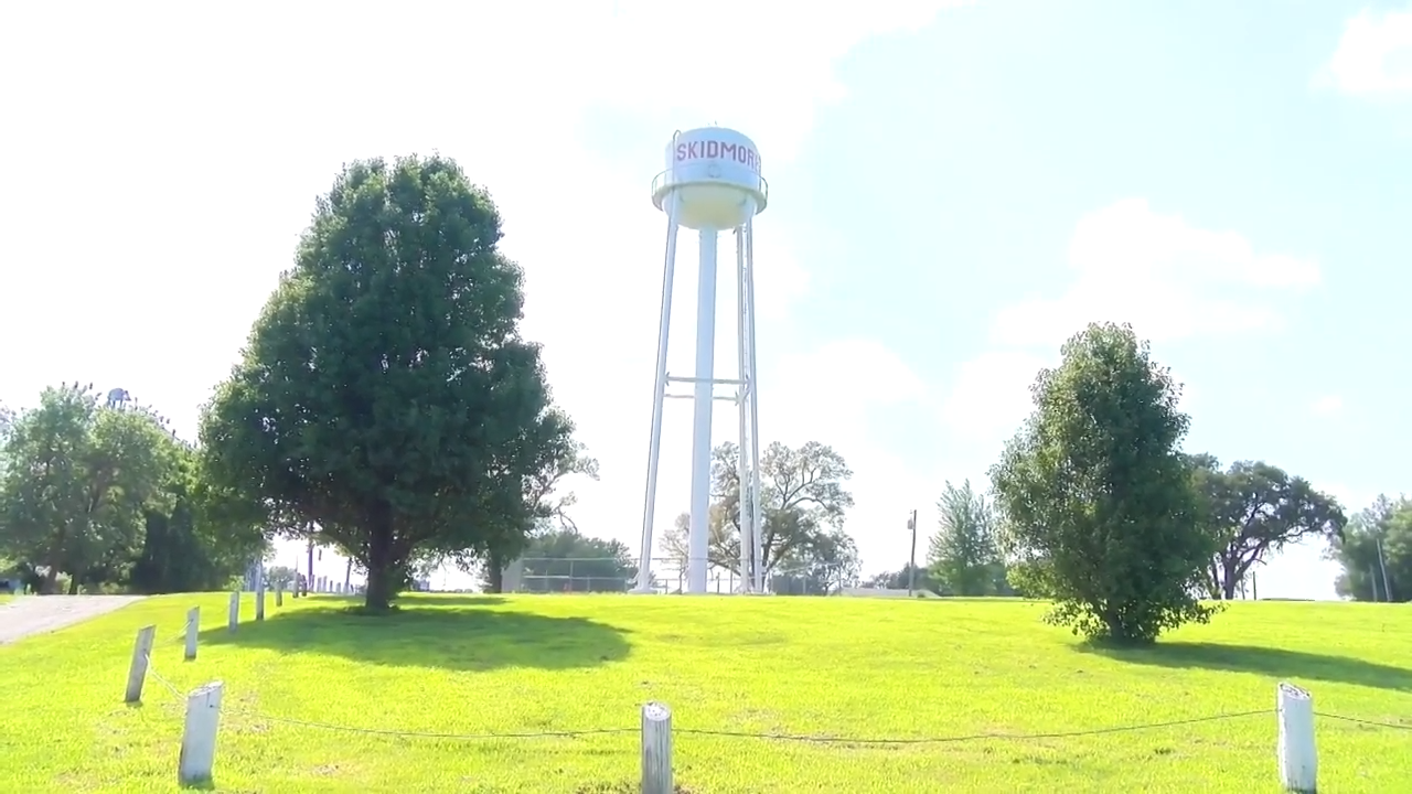 Et høyt vanntårn merket