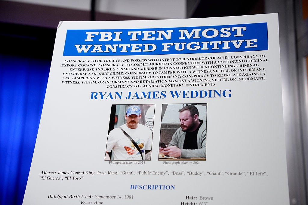 En ettersøkt plakat viser en mann ved navn Ryan James Wedding med to bilder, beskrivelsesdetaljer og forskjellige aliaser
