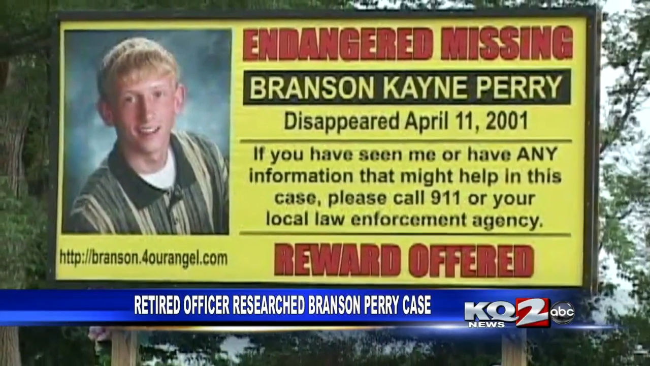 Reklametavle om savnet person Branson Kayne Perry, forsvant 11. april 2001, med forespørsel om informasjon og et belønningstilbud. Nyhetsbanner under