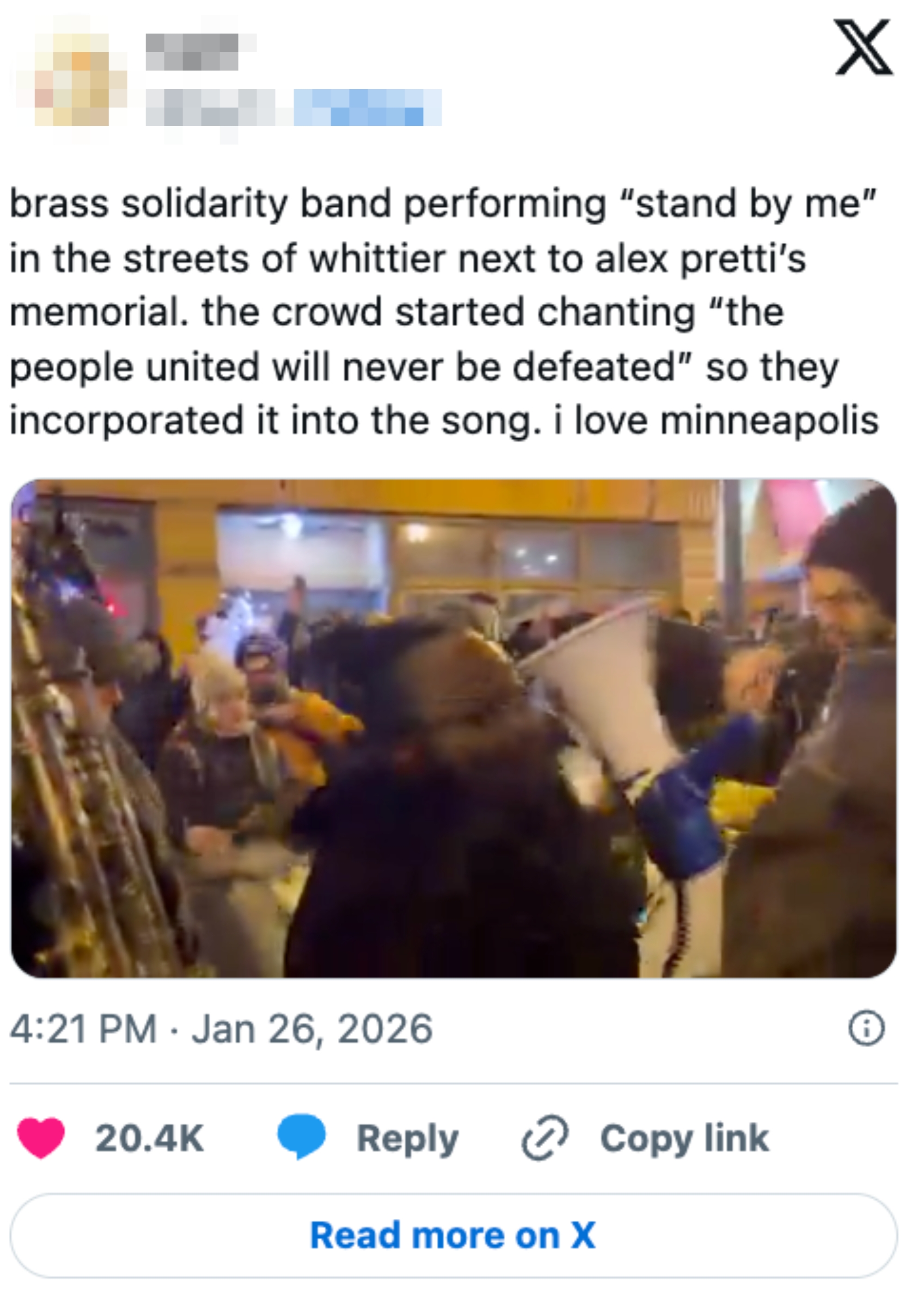 Folk som synger "Stand By Me" ved et gateminnesmerke i Whittier. Folkemengden synger 