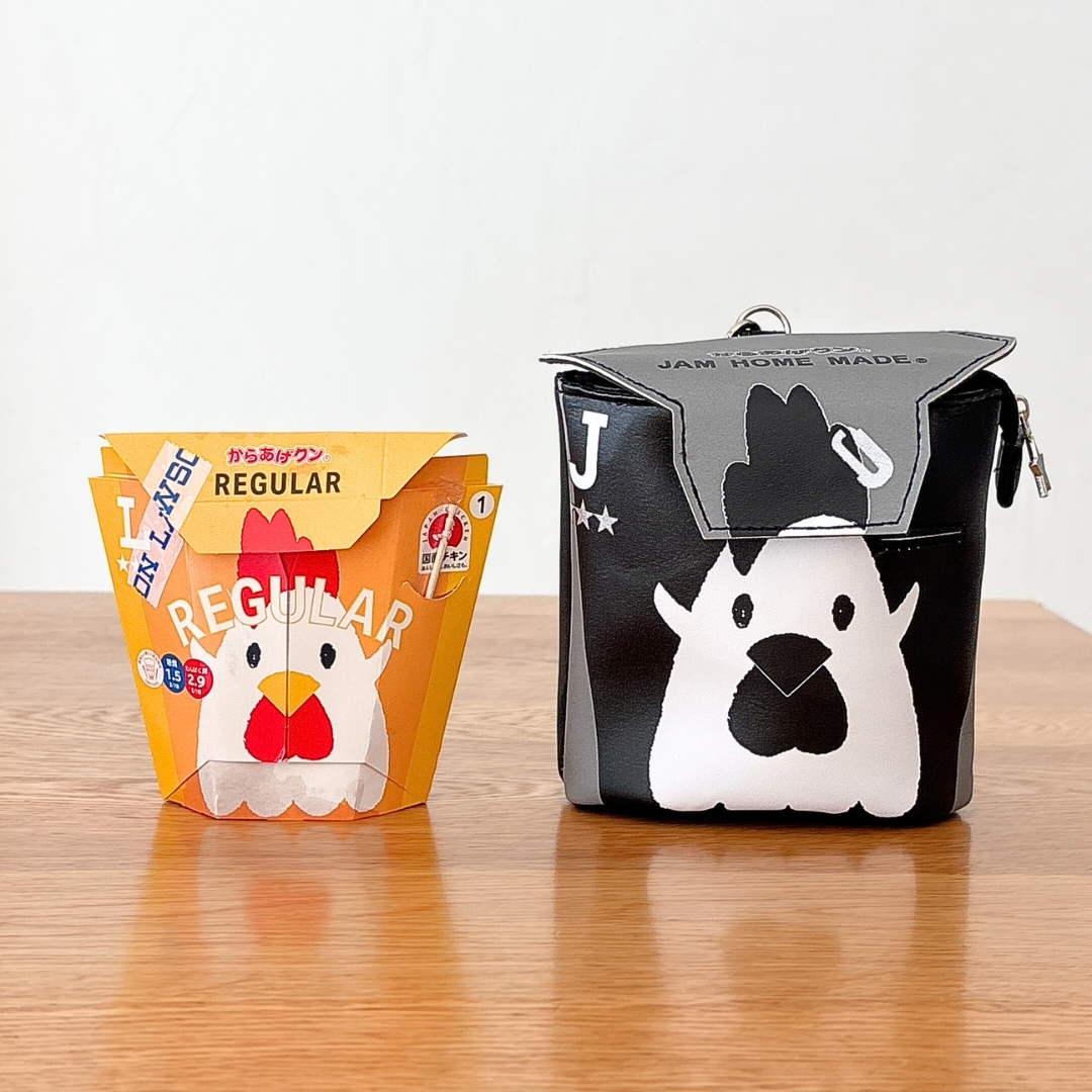 左にニワトリのイラストが入ったからあげパッケージ、右に似たデザインの黒いポーチ。