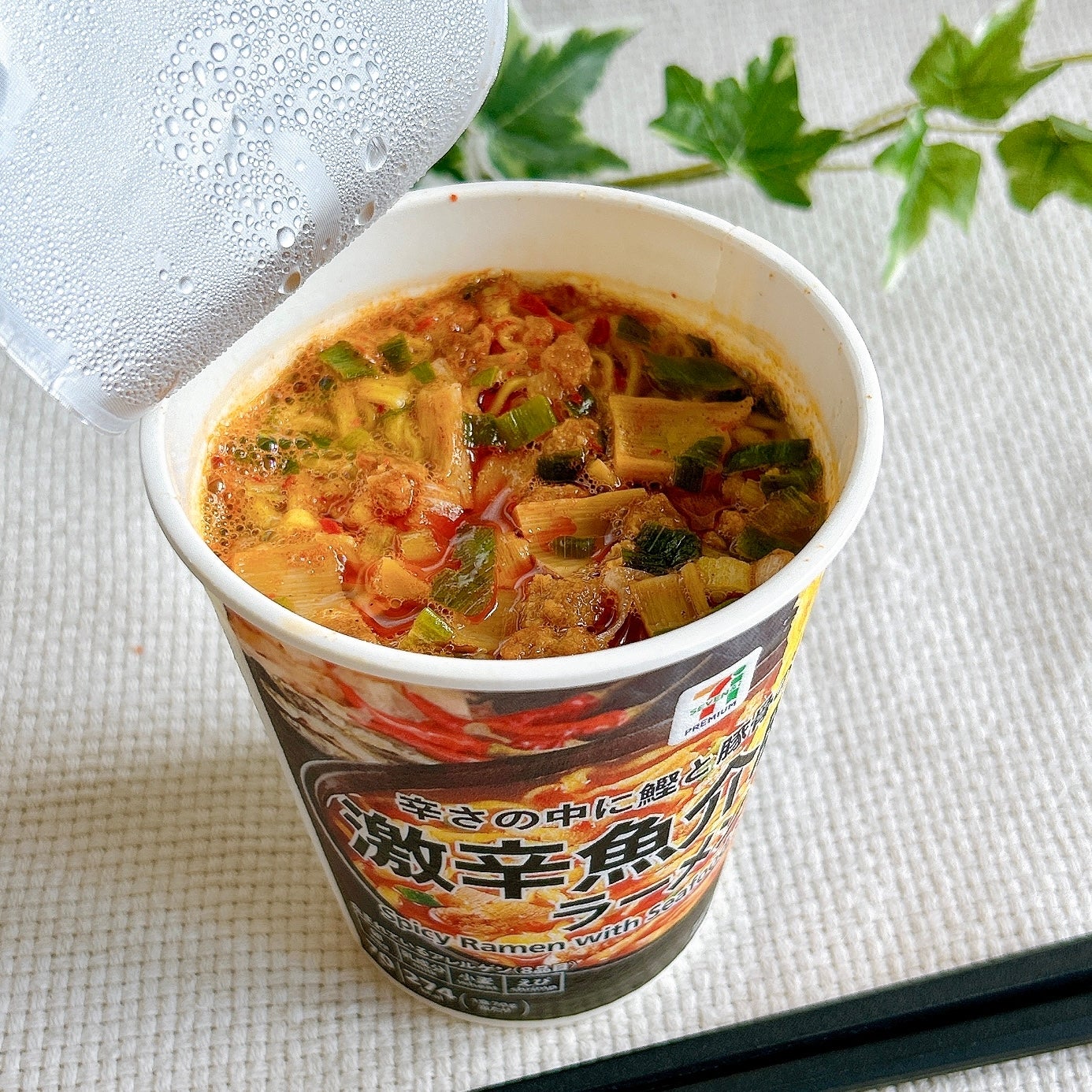 具だくさん！170円で買えるセブンプレミアムの“激辛魚介豚骨ラーメン