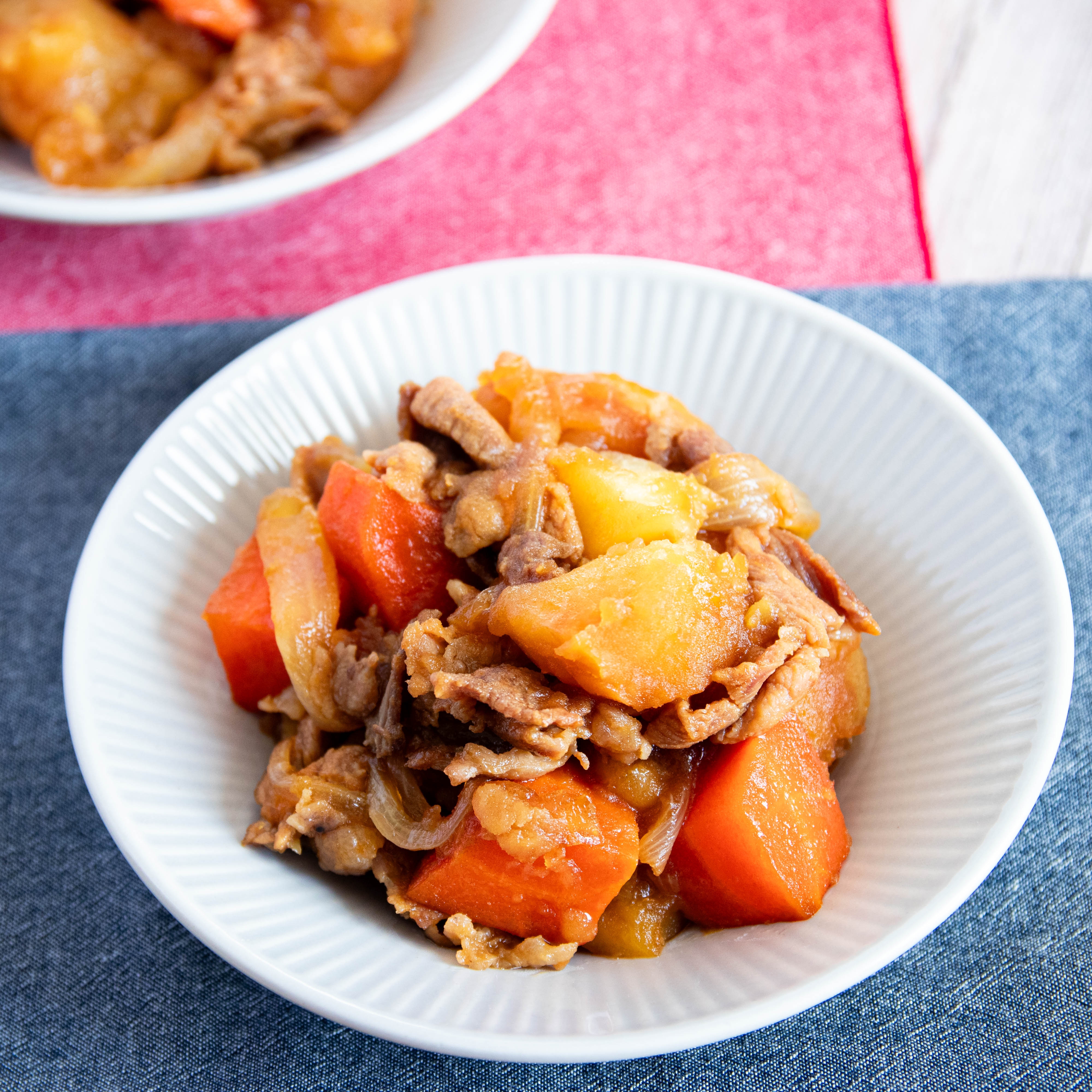 肉じゃがが白い皿に盛られている。