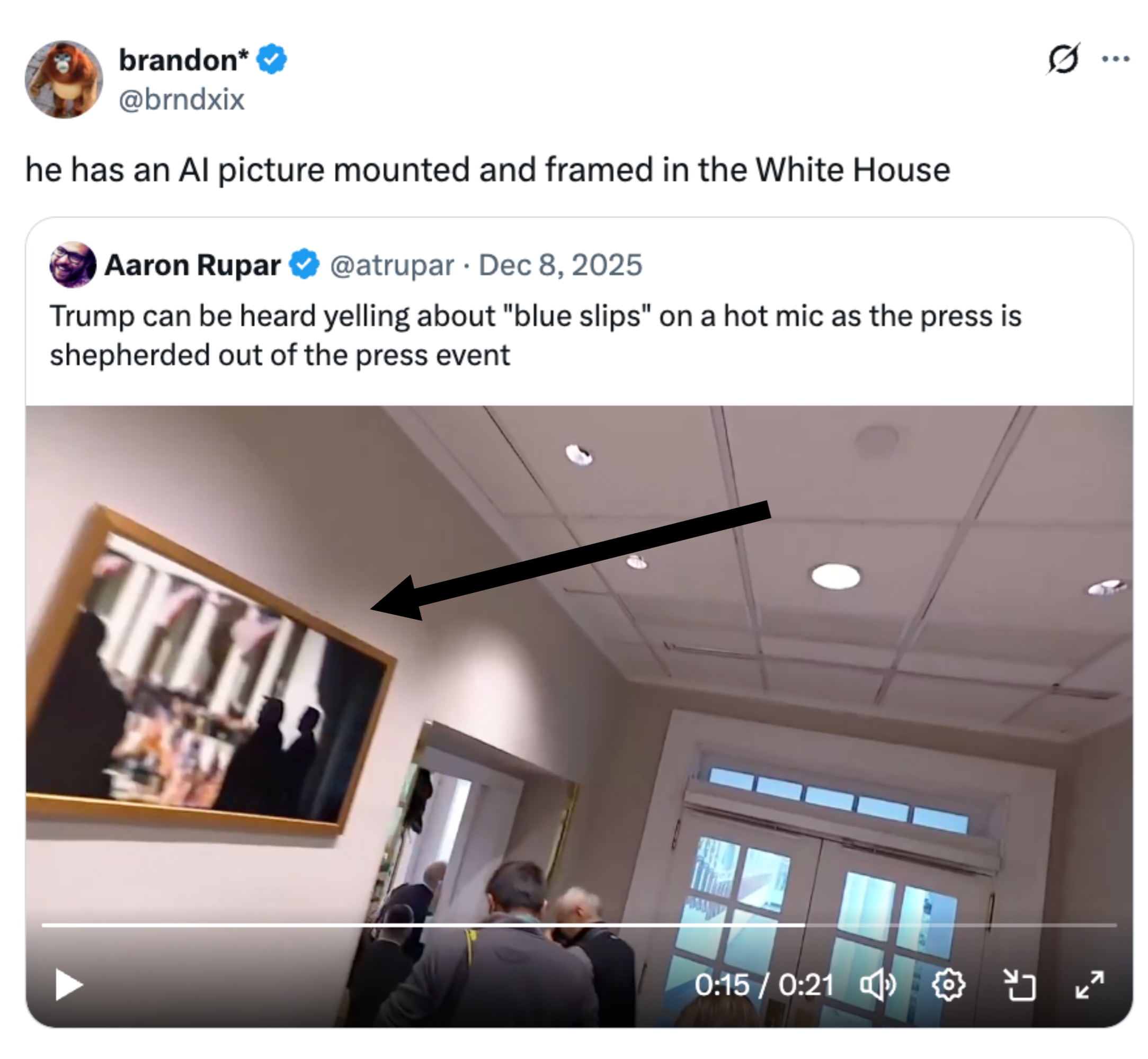 Skjermbilde av en tweet som viser folk i et rom, med tekst om Trump som diskuterer «blue slips" på et pressearrangement