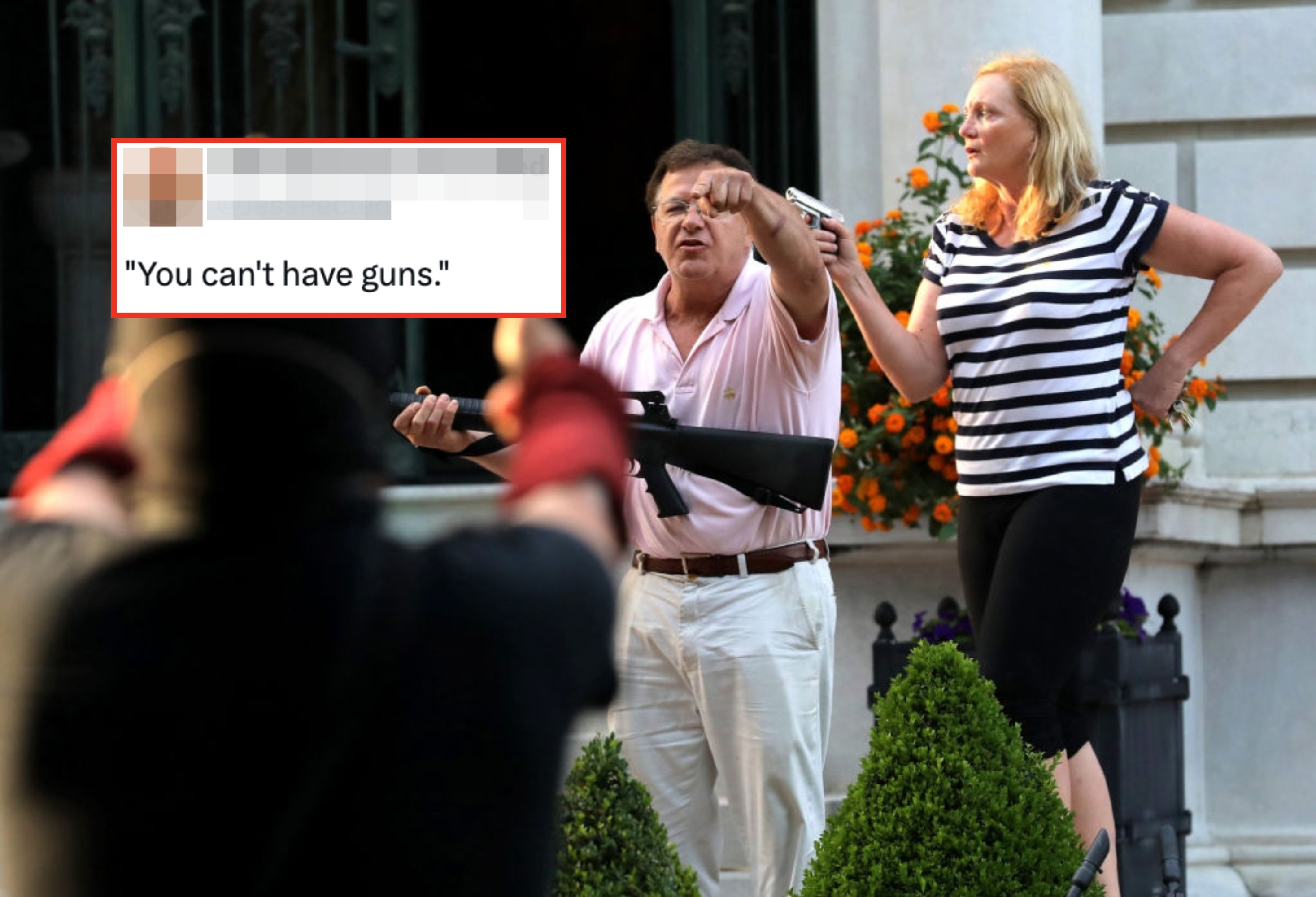 En mann og kvinne står utenfor med skytevåpen og gestikulerer mot usynlige mennesker, og ser ut til å konfrontere demonstranter i en bygate