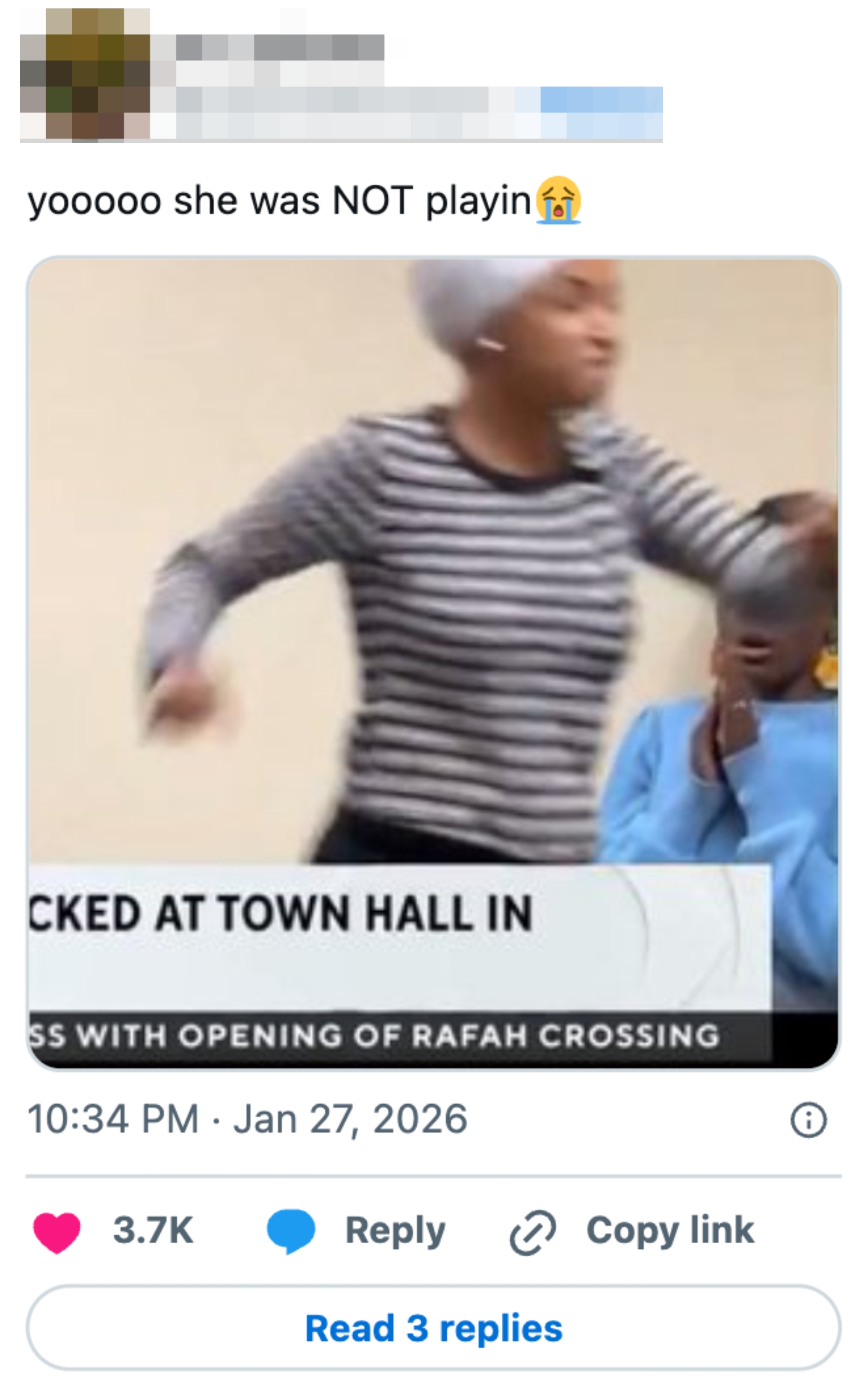 Uskarpt bilde av en person i stripet skjorte som gestikulerer energisk mens en annen person dekker for munnen i overraskelse. Bildeteksten lyder: 