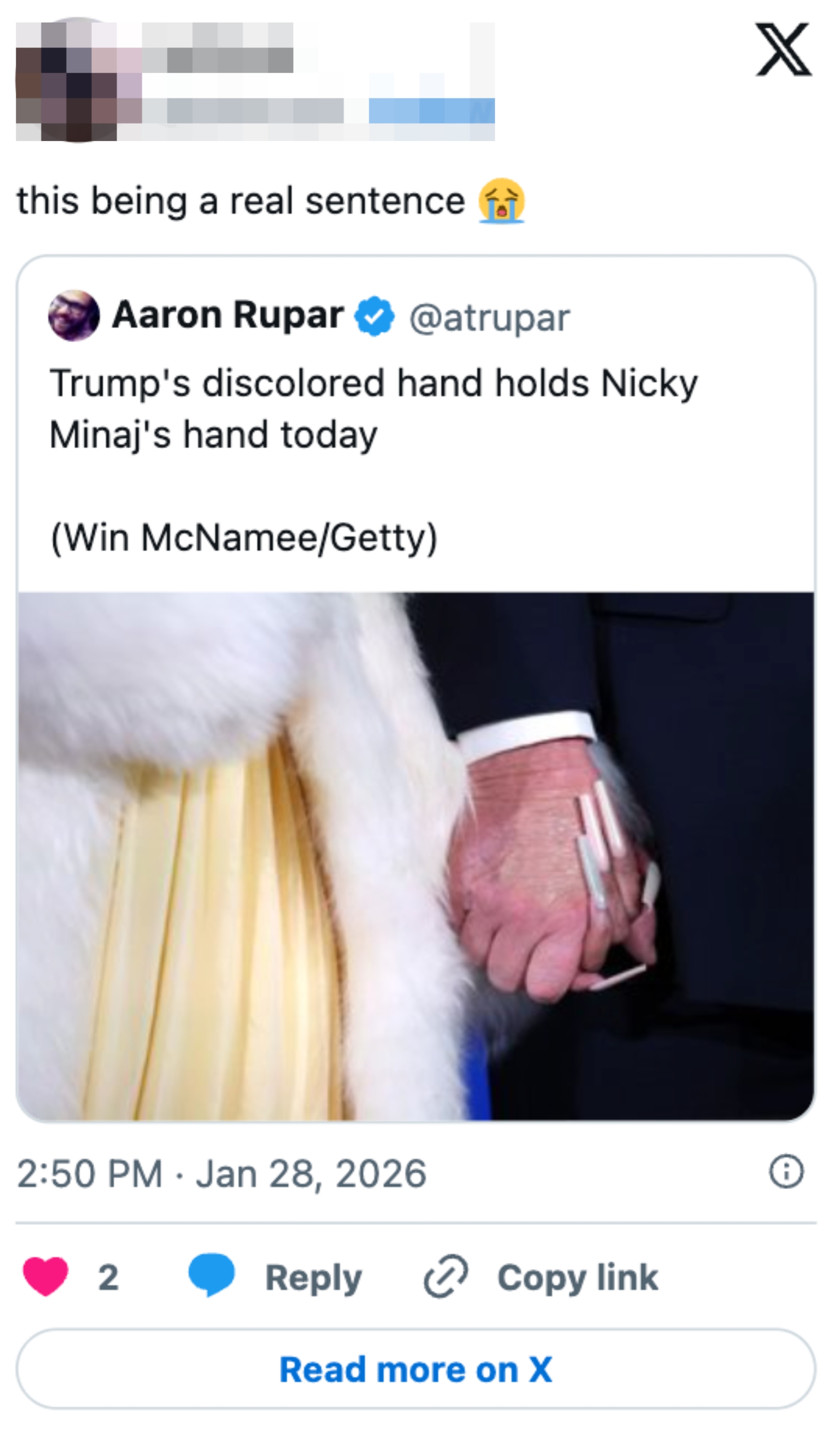 Tweet viser et nærbilde av to personer som holder hender, en i formell antrekk og en i et mykt plagg. Bildetekst antyder vantro til bildebeskrivelsen