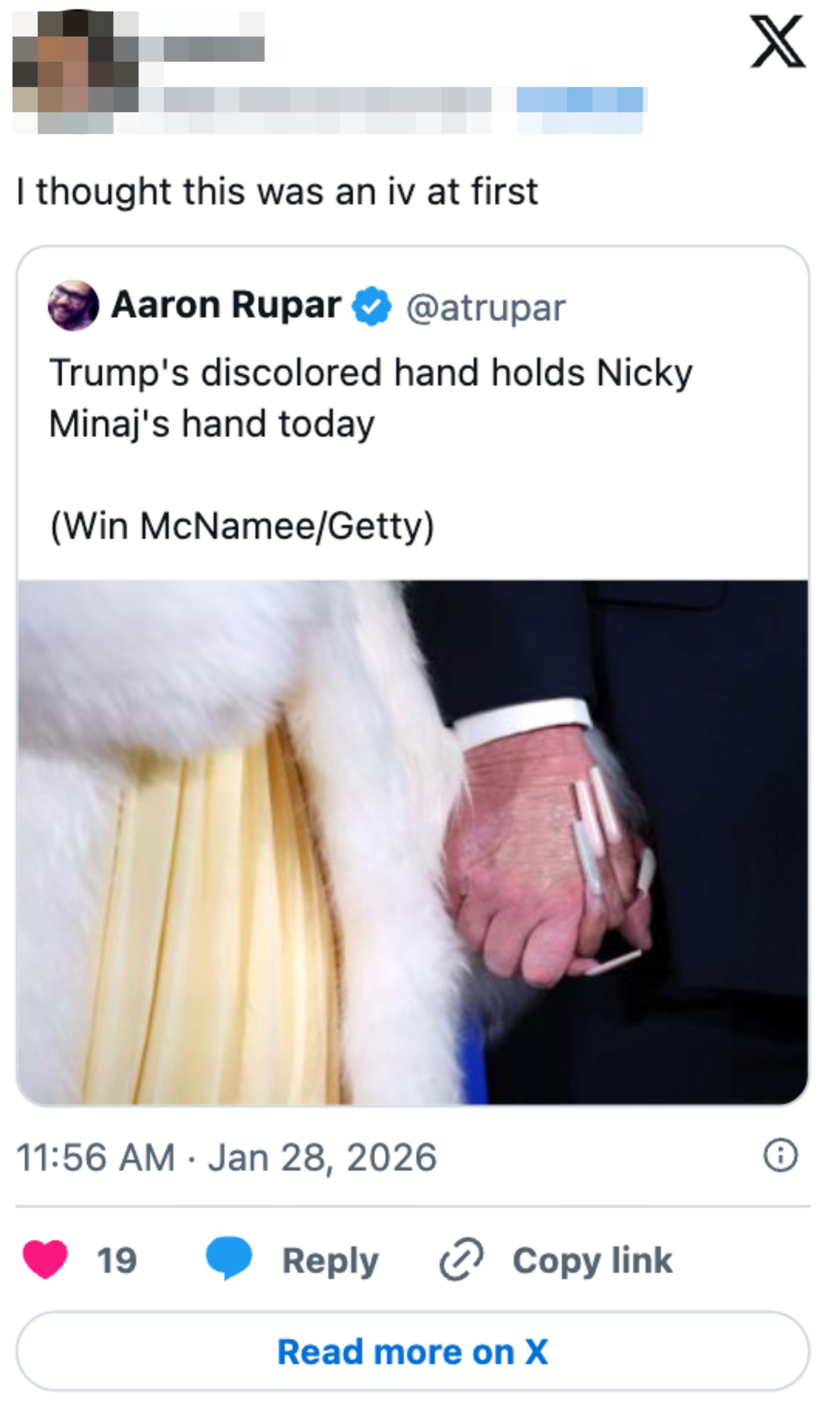 Tweet som viser to personer som holder hender, med synlig misfarging av huden. Innlegget antyder humoristisk forvirring med et IV-stativ