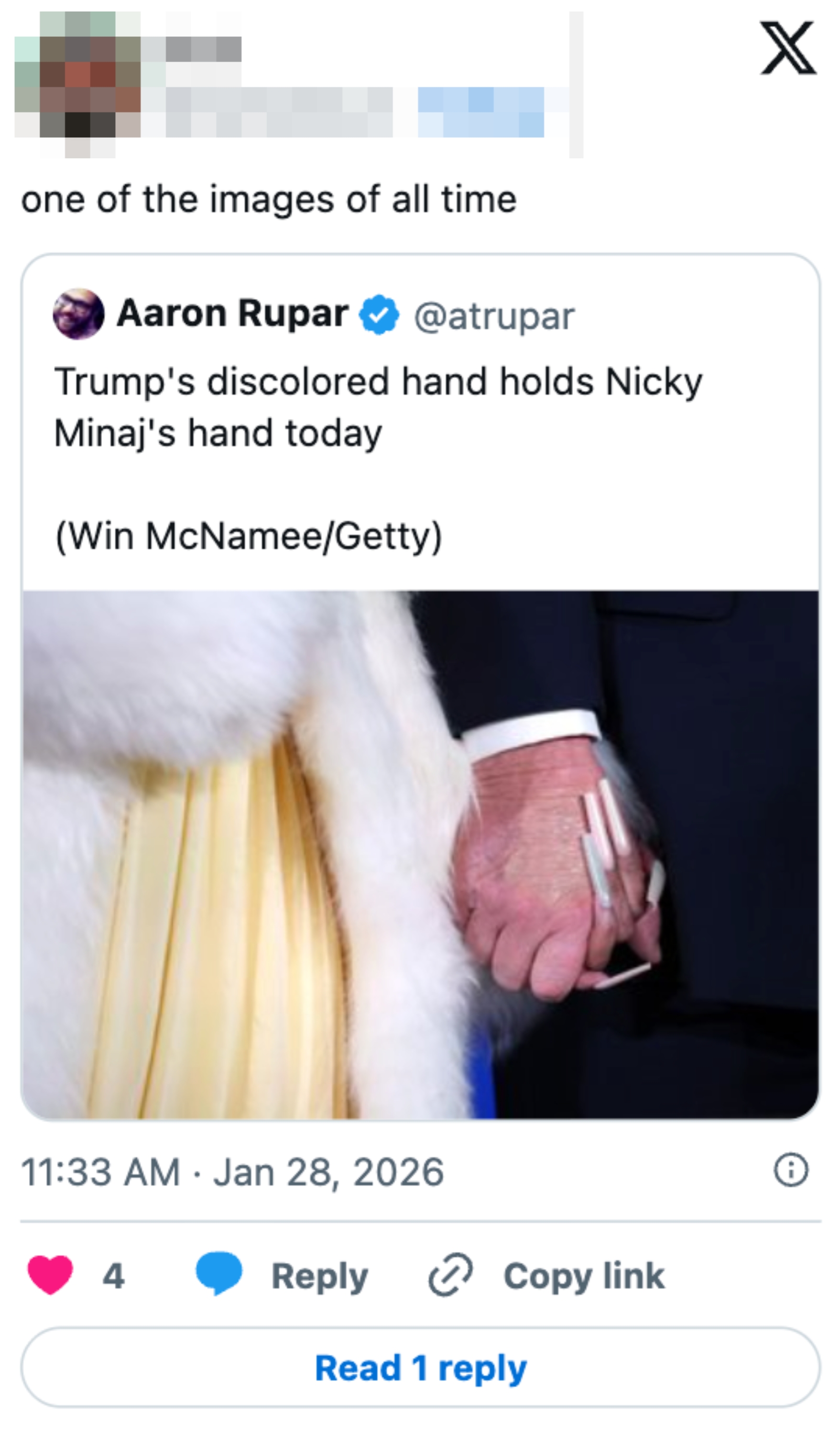 Parodi tweet viser en misfarget hånd som holder en annen hånd, merket som Trump og Nicki Minaj, sammen med en humoristisk bildetekst om det