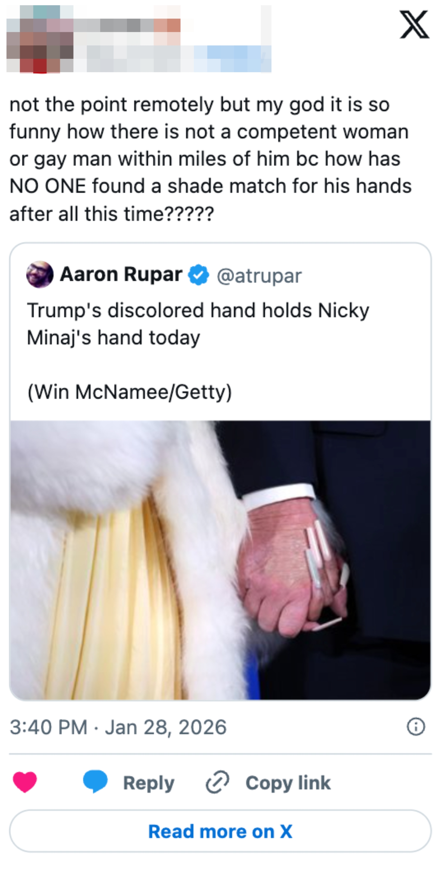 Lauren tvitrer en sarkastisk bemerkning om at Trump holder en kvinnes hånd, og stiller spørsmål ved fraværet av passende sminke for ham