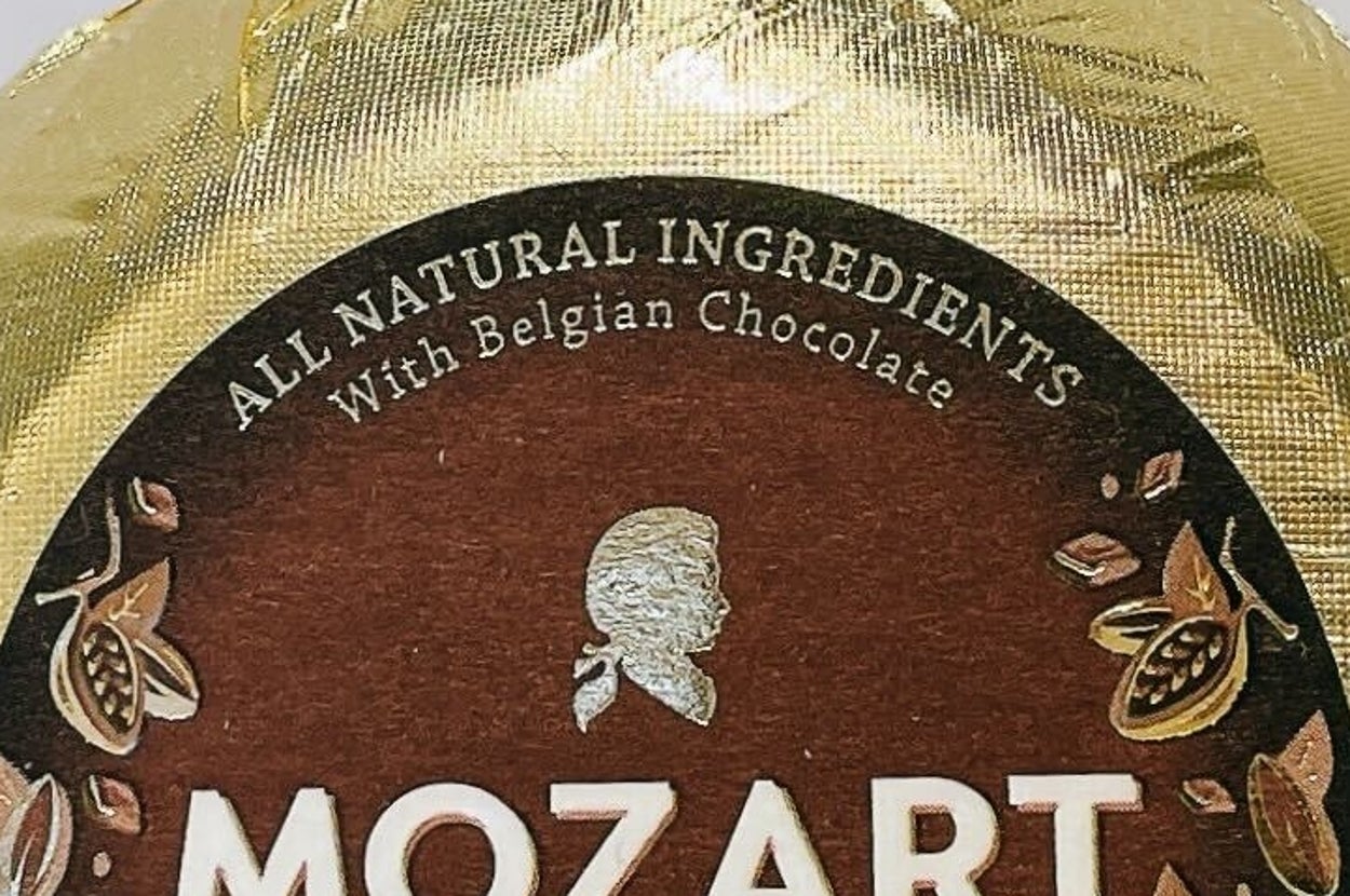 金色の包みのボトルのMozart（モーツァルト）チョコリキュール。
