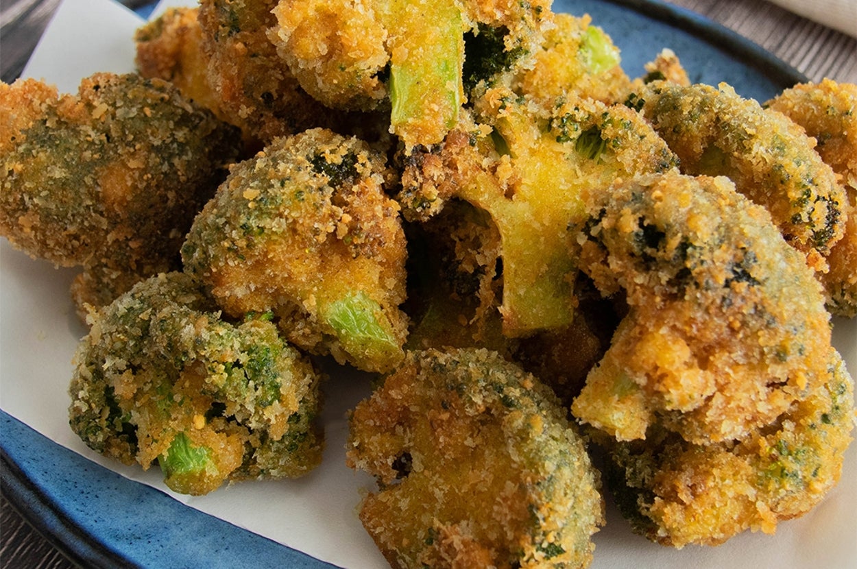 お皿に盛られたカリカリに揚げられたブロッコリーのカレーチーズフライ。