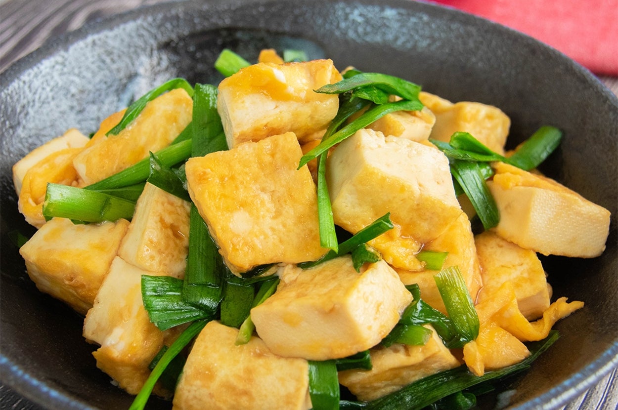 皿に盛られた豆腐とニラの卵炒め。