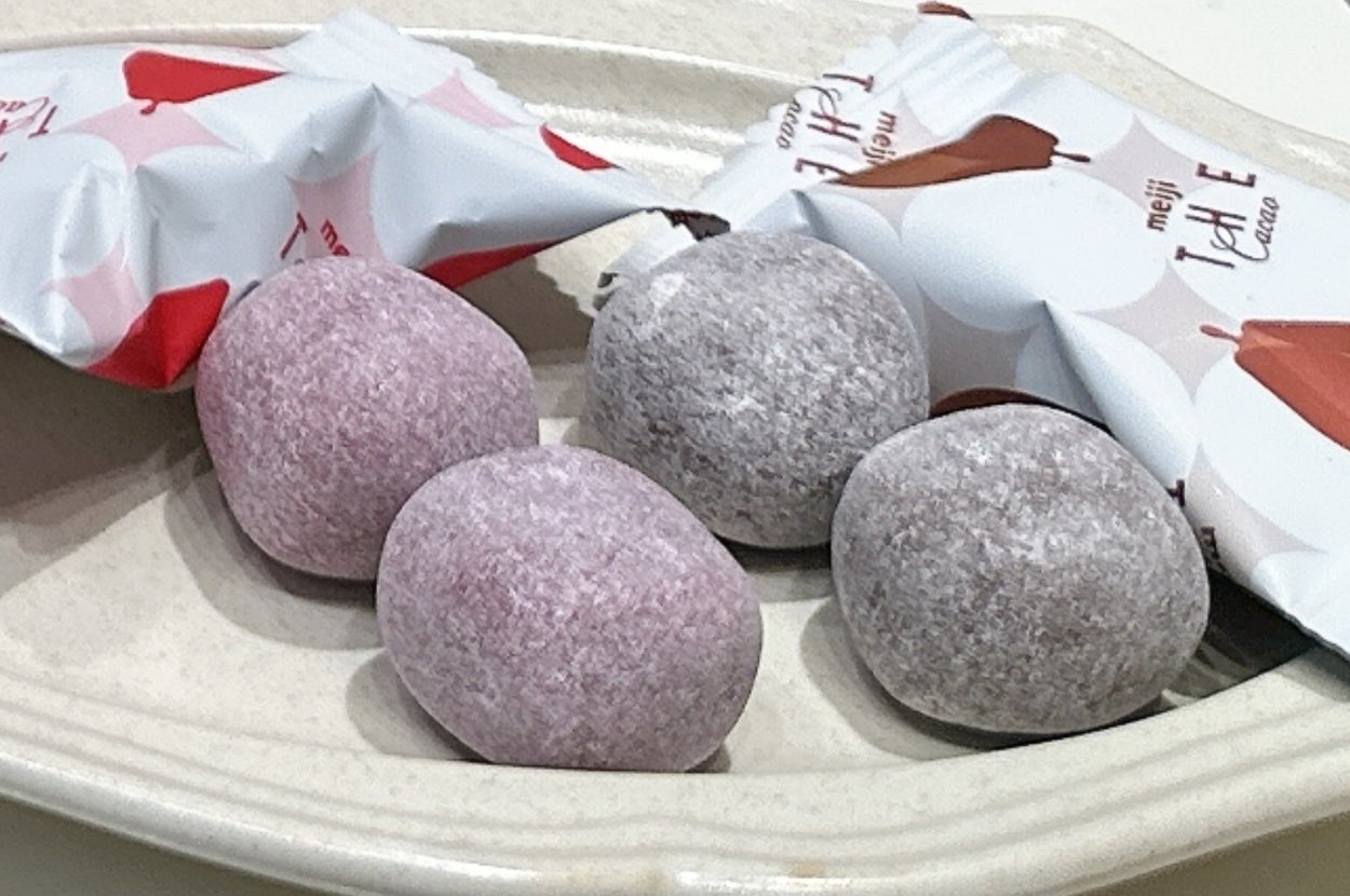 皿にのった4つの包まれたチョコレート。開封された包装紙が見えます。